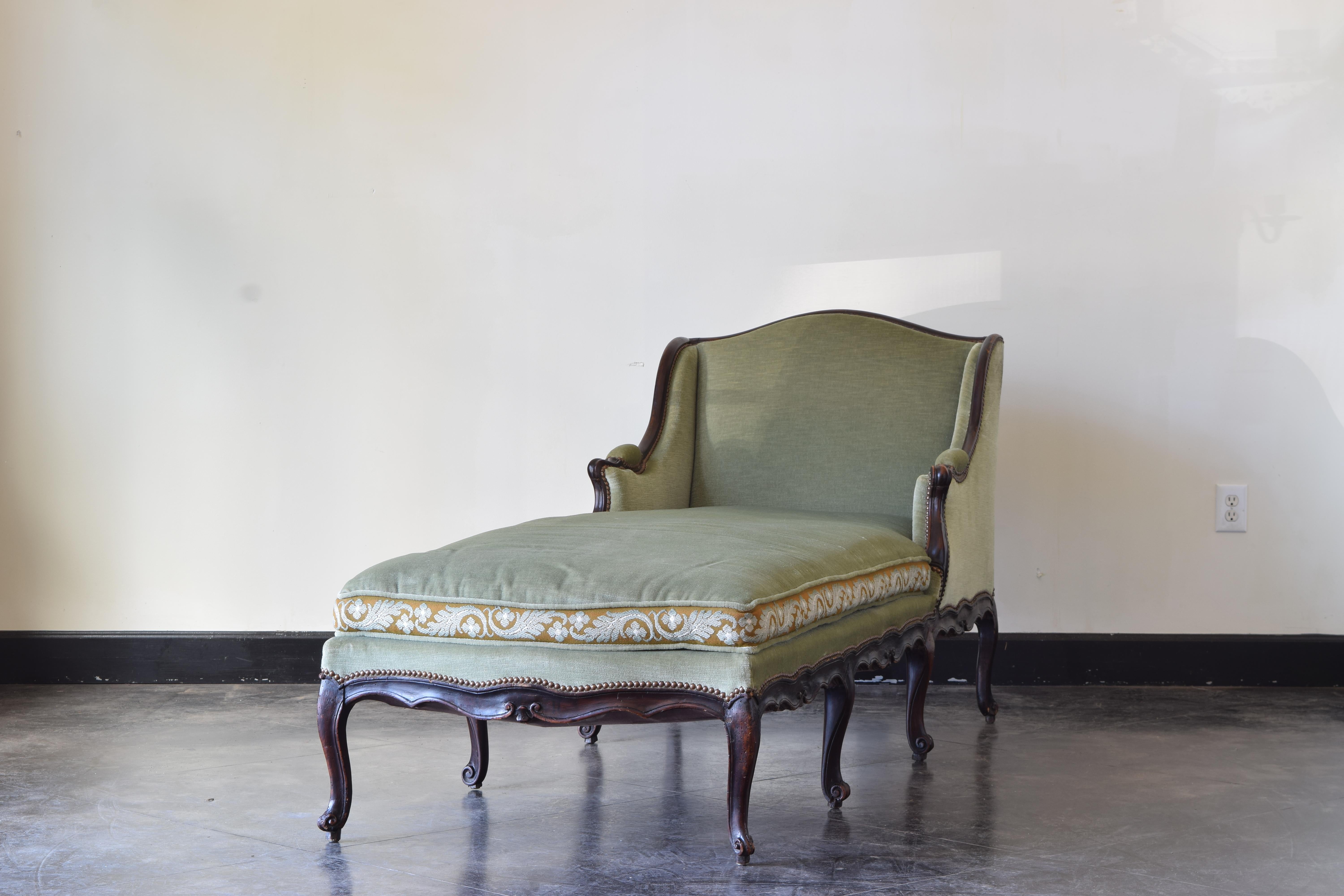 French Louis XV Period Carved Walnut & Upholstered Chaise Lounge, mid 18th cen. In Good Condition For Sale In Atlanta, GA
