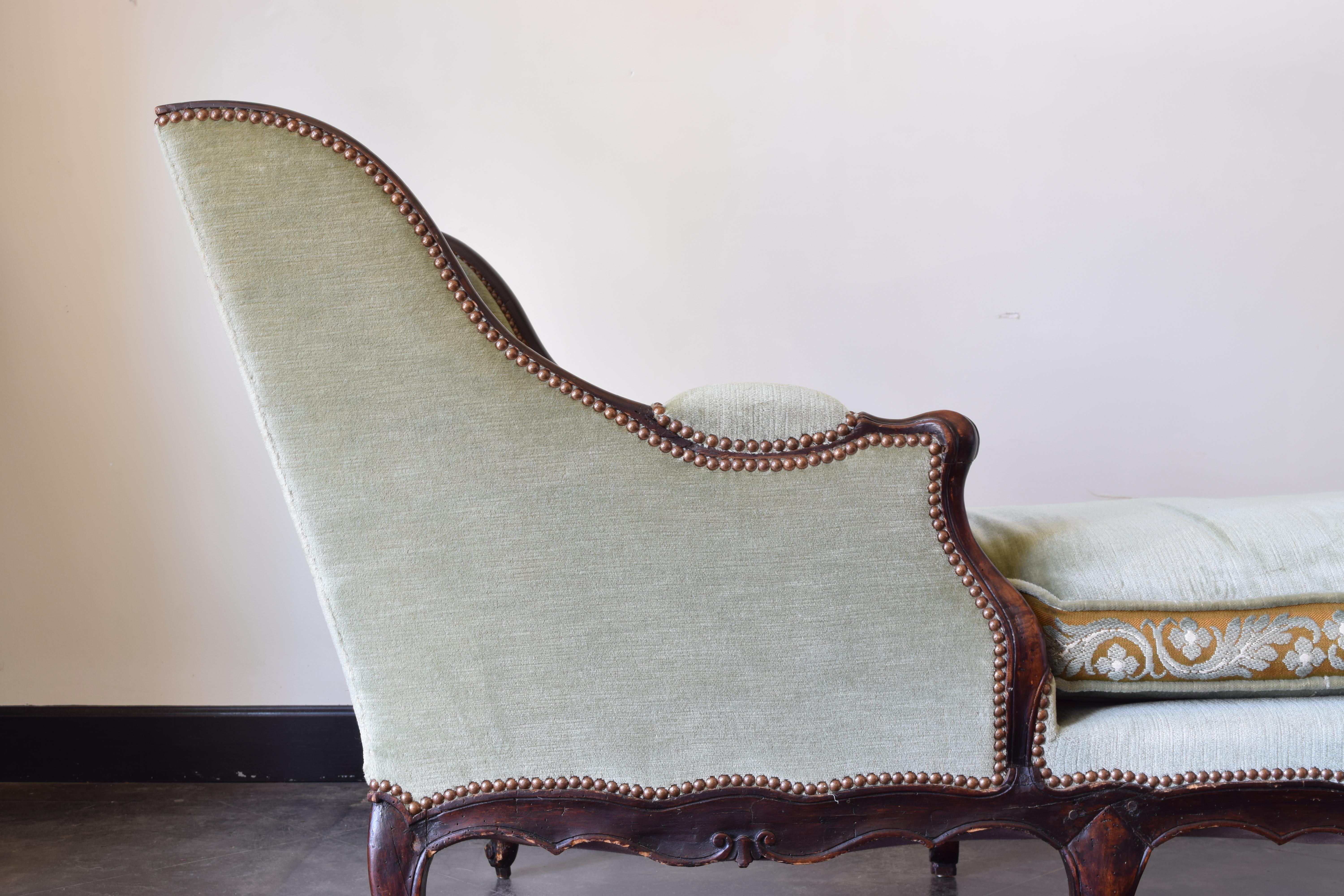 French Louis XV Period Carved Walnut & Upholstered Chaise Lounge, mid 18th cen. For Sale 2