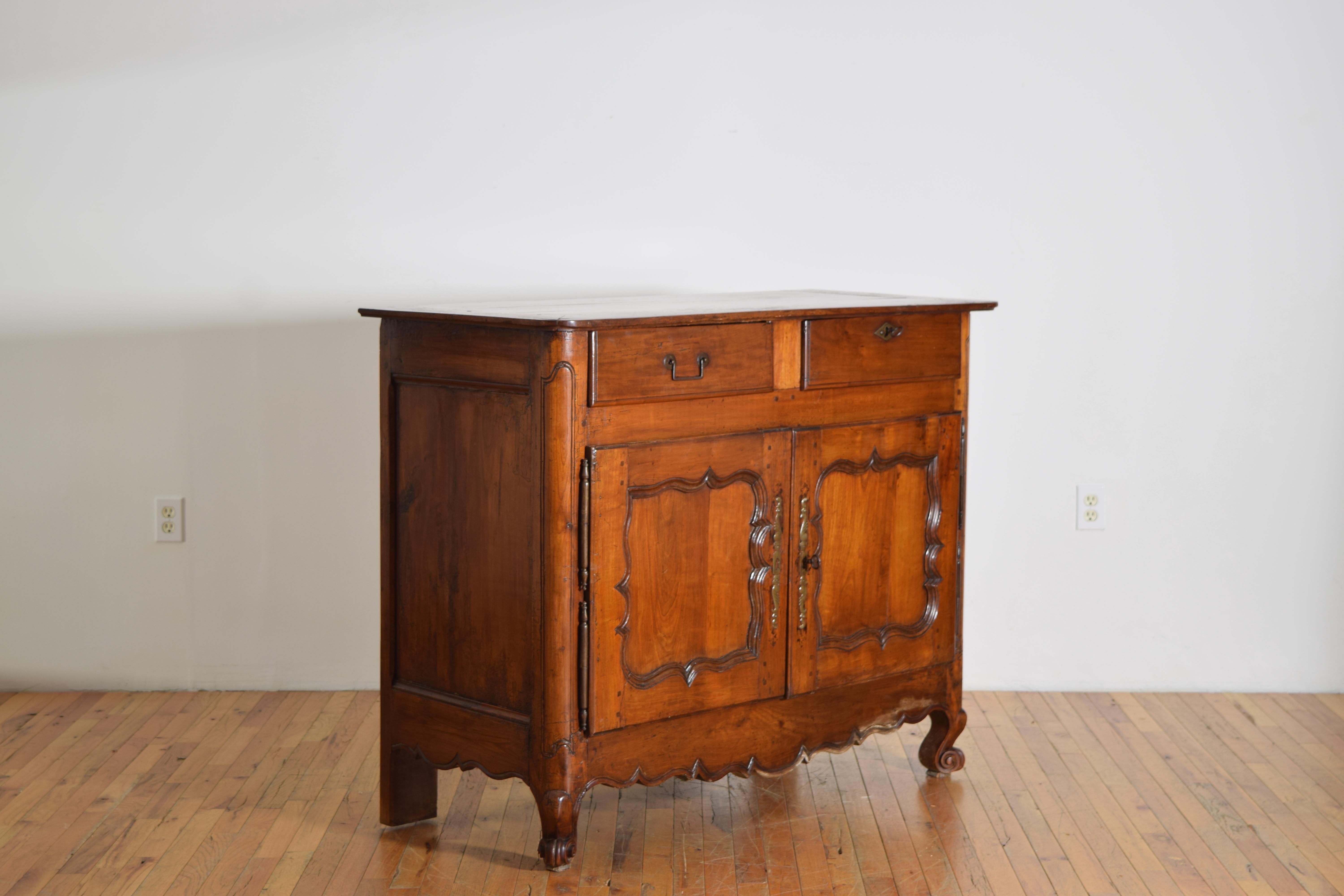 Français Buffet à 2 portes et 2 tiroirs en merisier d'époque Louis XV, milieu du XVIIIe siècle en vente
