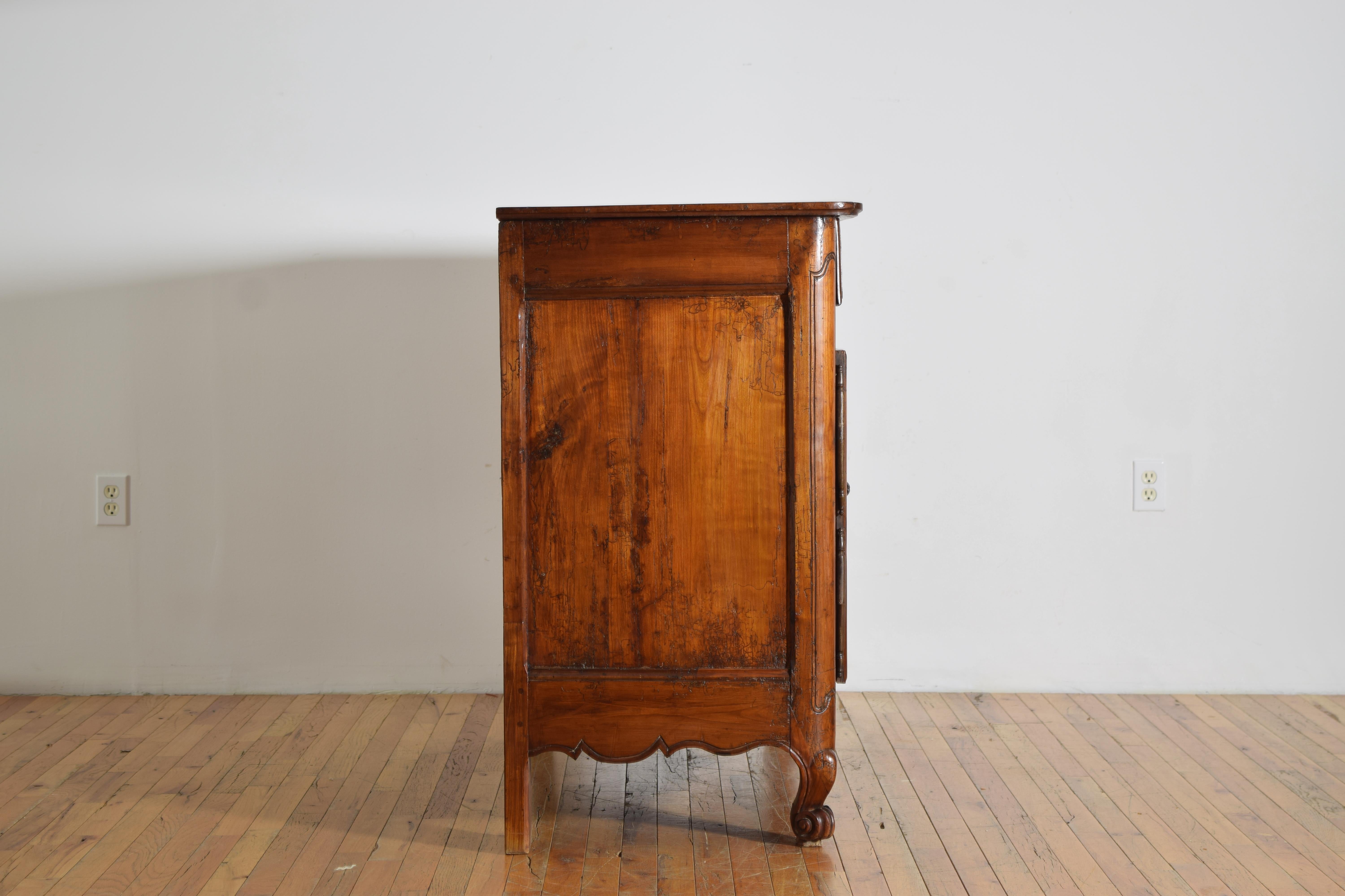 Buffet à 2 portes et 2 tiroirs en merisier d'époque Louis XV, milieu du XVIIIe siècle Bon état - En vente à Atlanta, GA