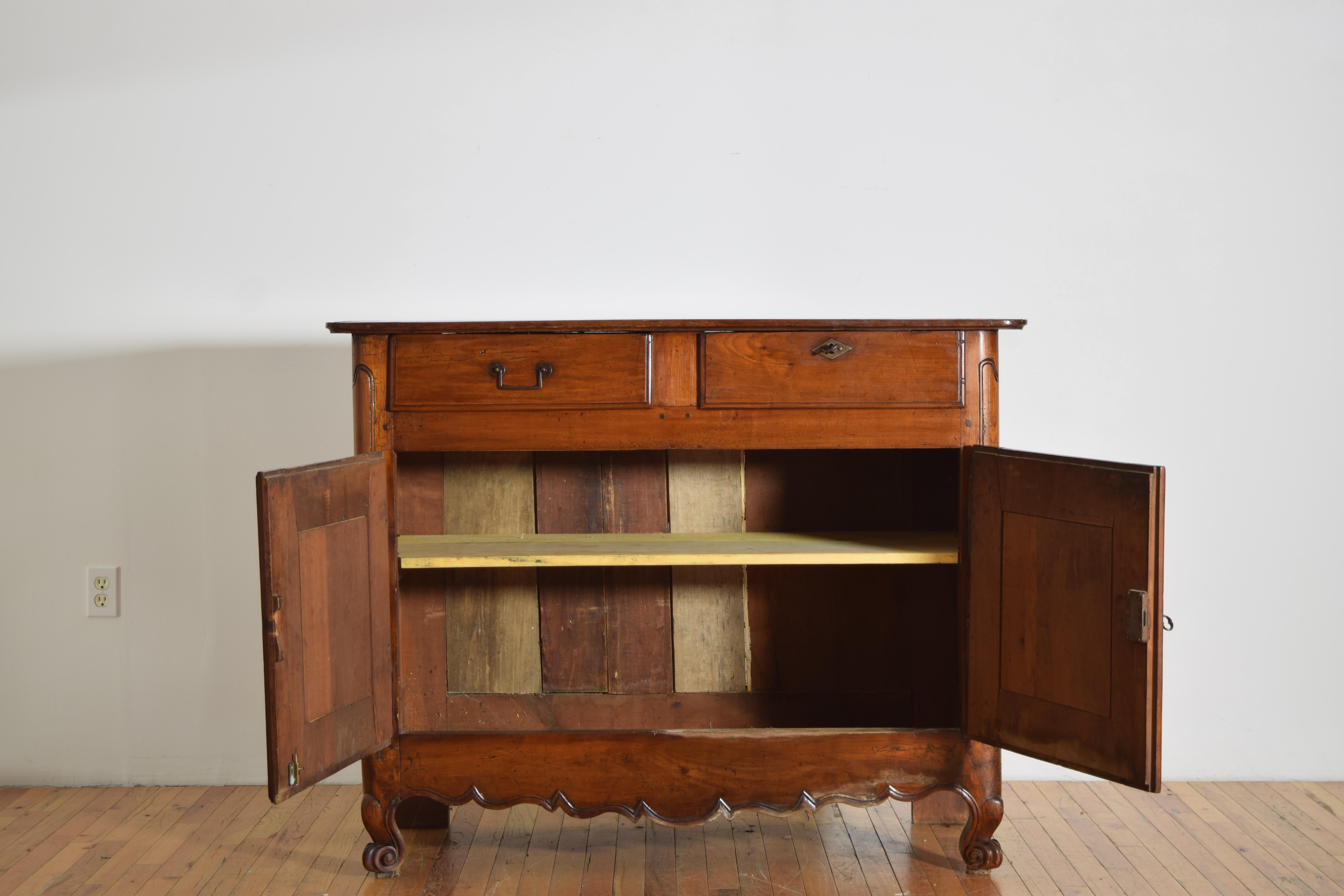 Cerise Buffet à 2 portes et 2 tiroirs en merisier d'époque Louis XV, milieu du XVIIIe siècle en vente