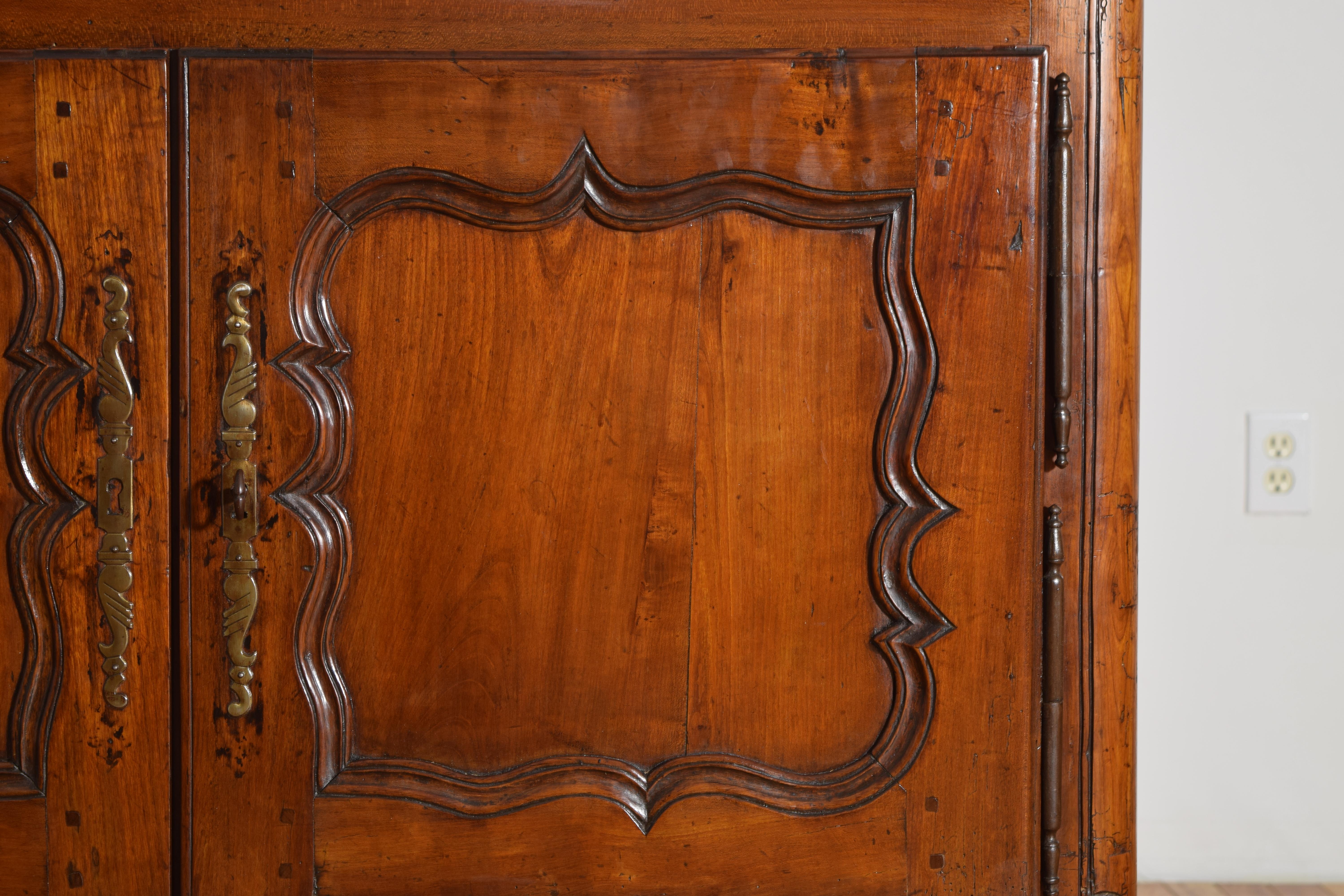 Buffet à 2 portes et 2 tiroirs en merisier d'époque Louis XV, milieu du XVIIIe siècle en vente 2
