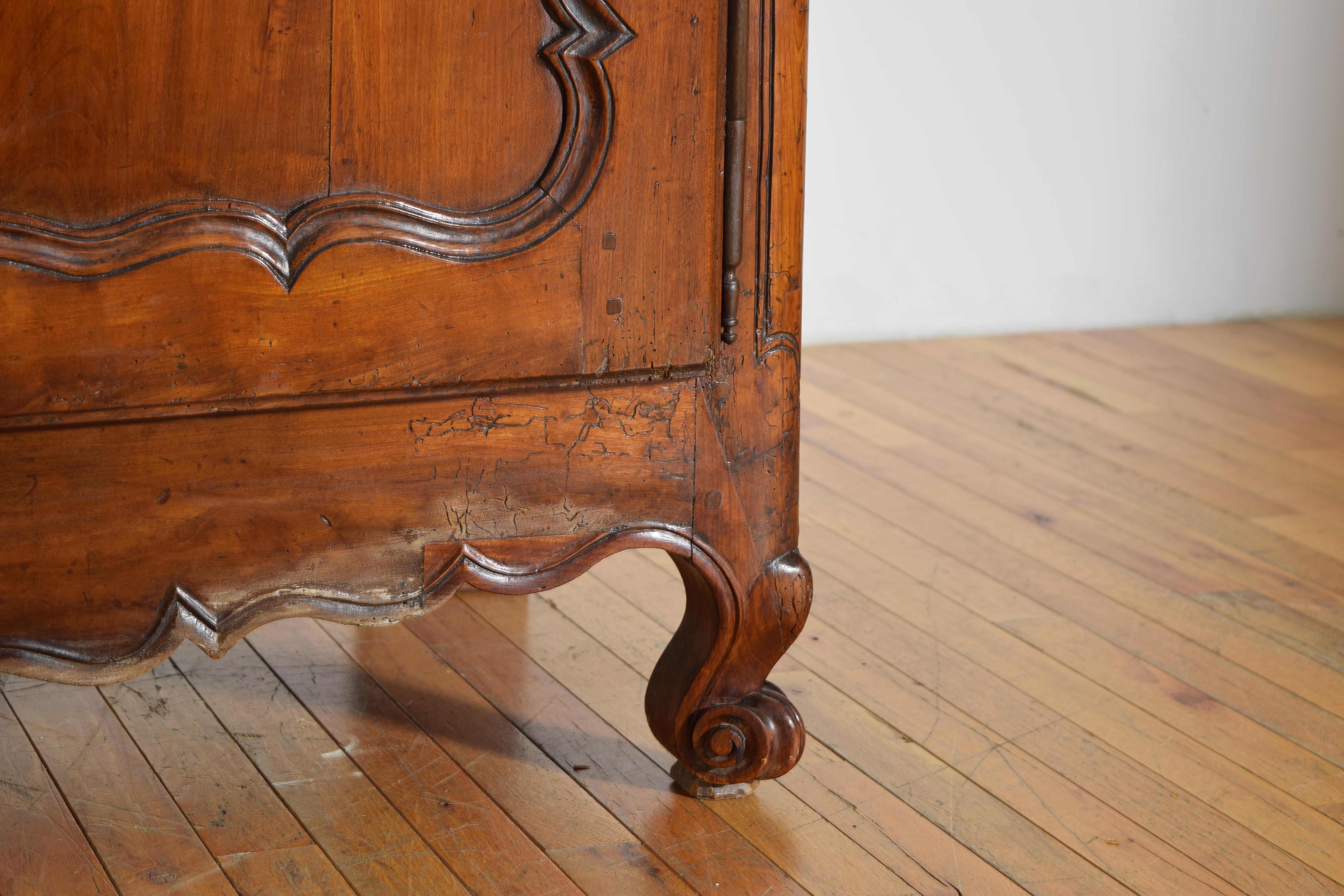 Buffet à 2 portes et 2 tiroirs en merisier d'époque Louis XV, milieu du XVIIIe siècle en vente 3