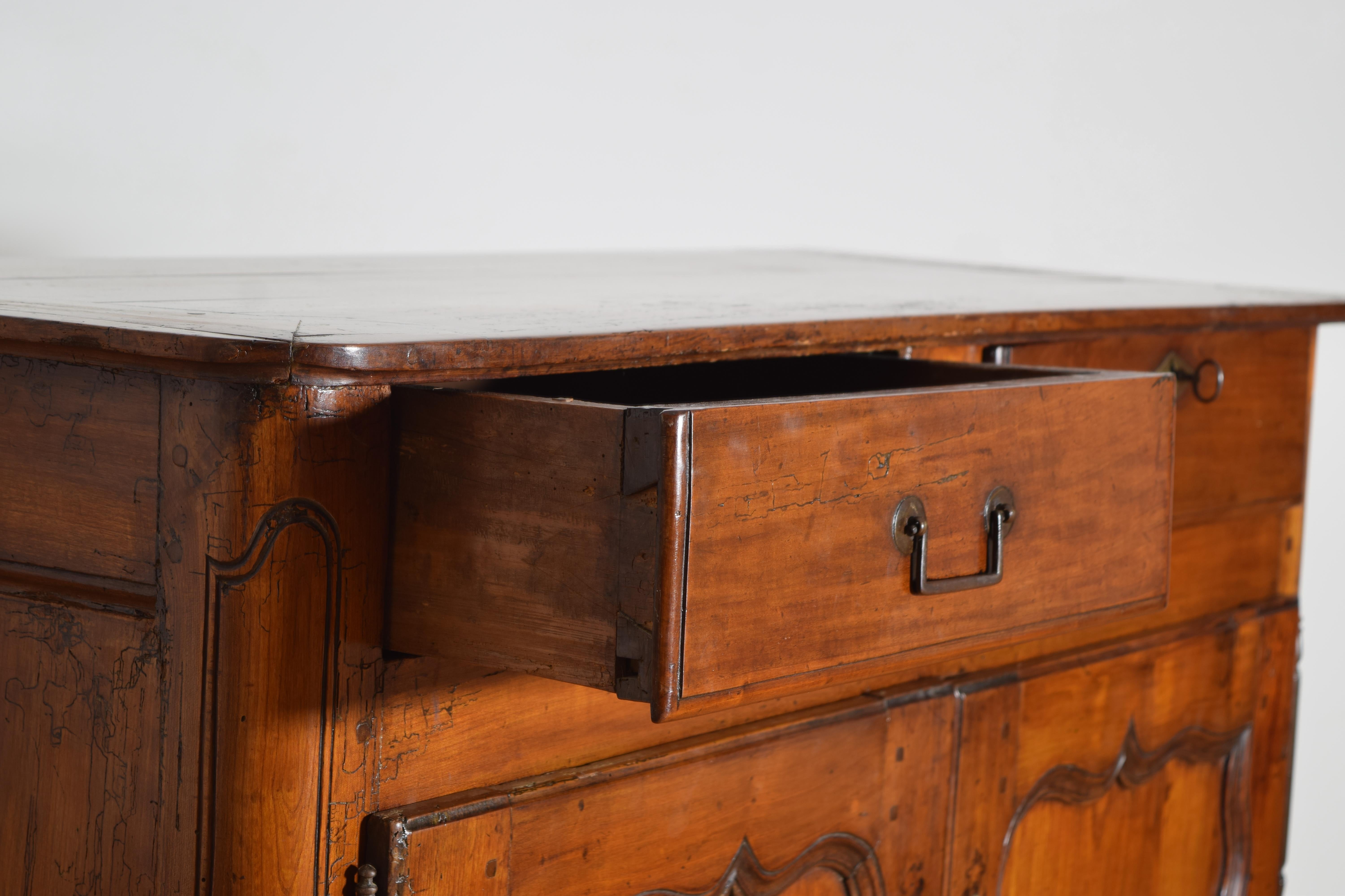 Buffet à 2 portes et 2 tiroirs en merisier d'époque Louis XV, milieu du XVIIIe siècle en vente 4