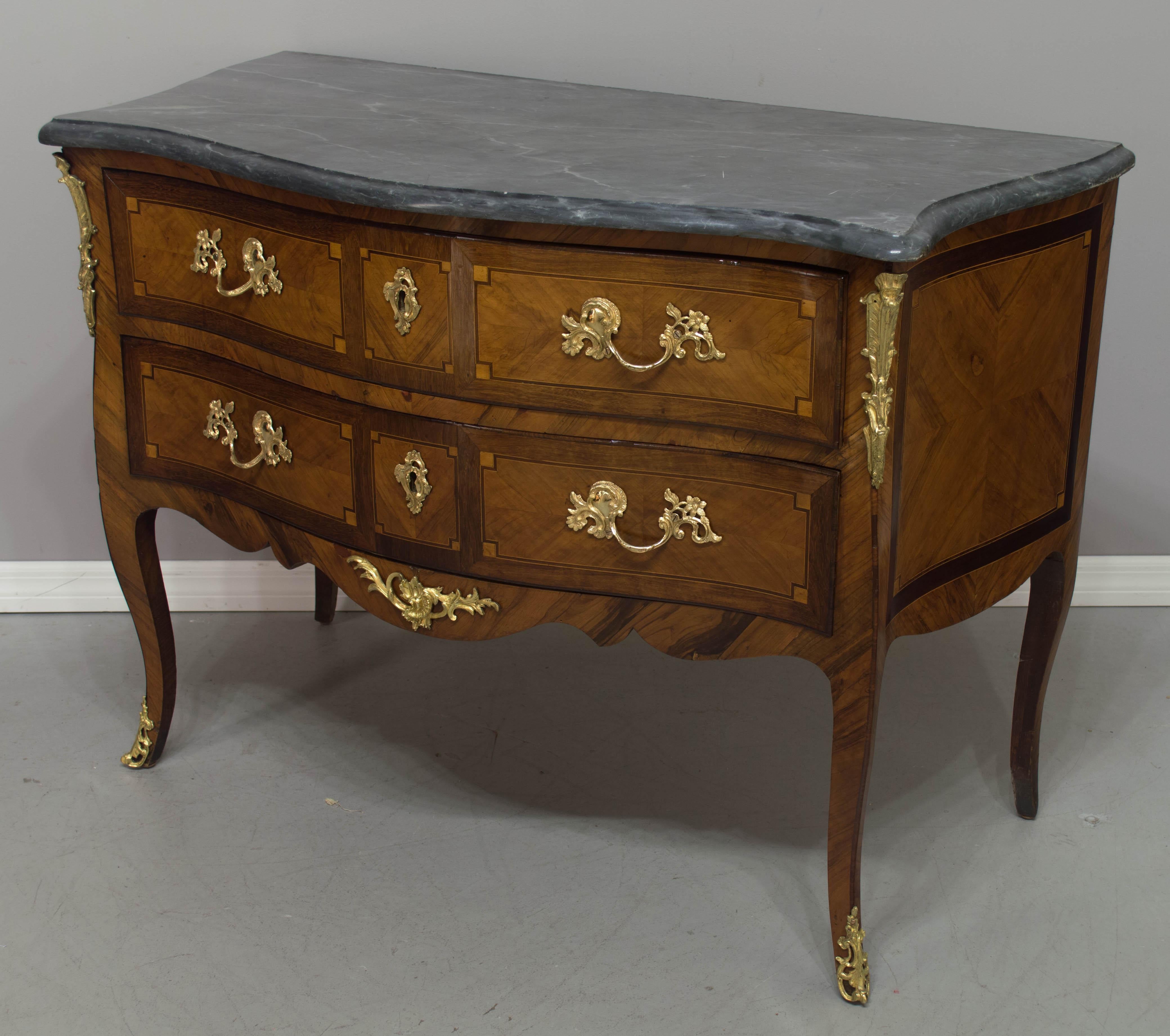 XVIIIe siècle Commode ou coffre à tiroirs français d'époque Louis XV en vente