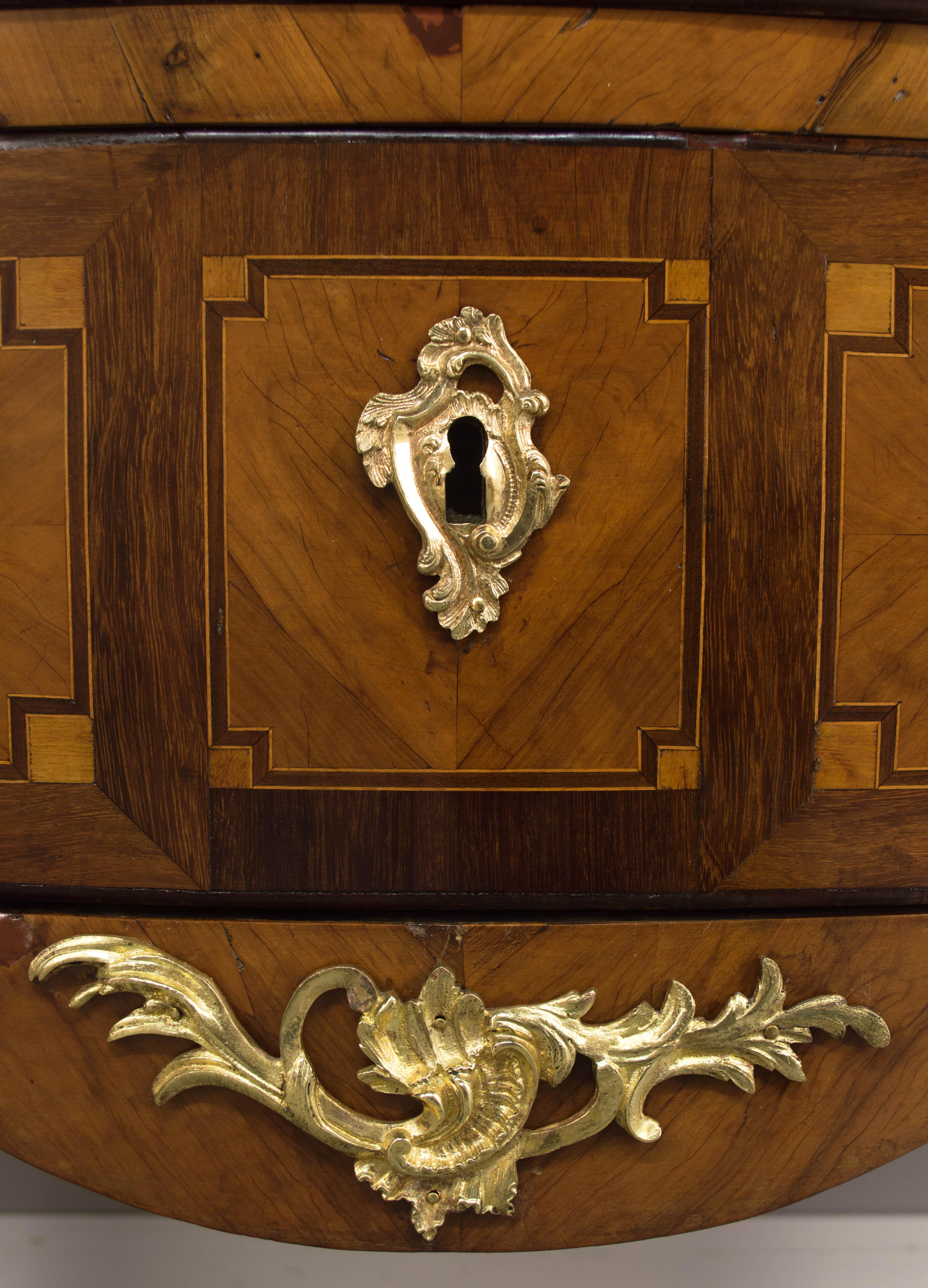 Commode ou coffre à tiroirs français d'époque Louis XV en vente 3