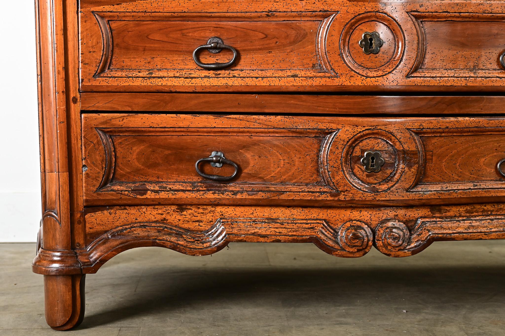 Cómoda francesa de época Luis XV con tapa original de mármol tallado a mano siglo XVIII y antes en venta