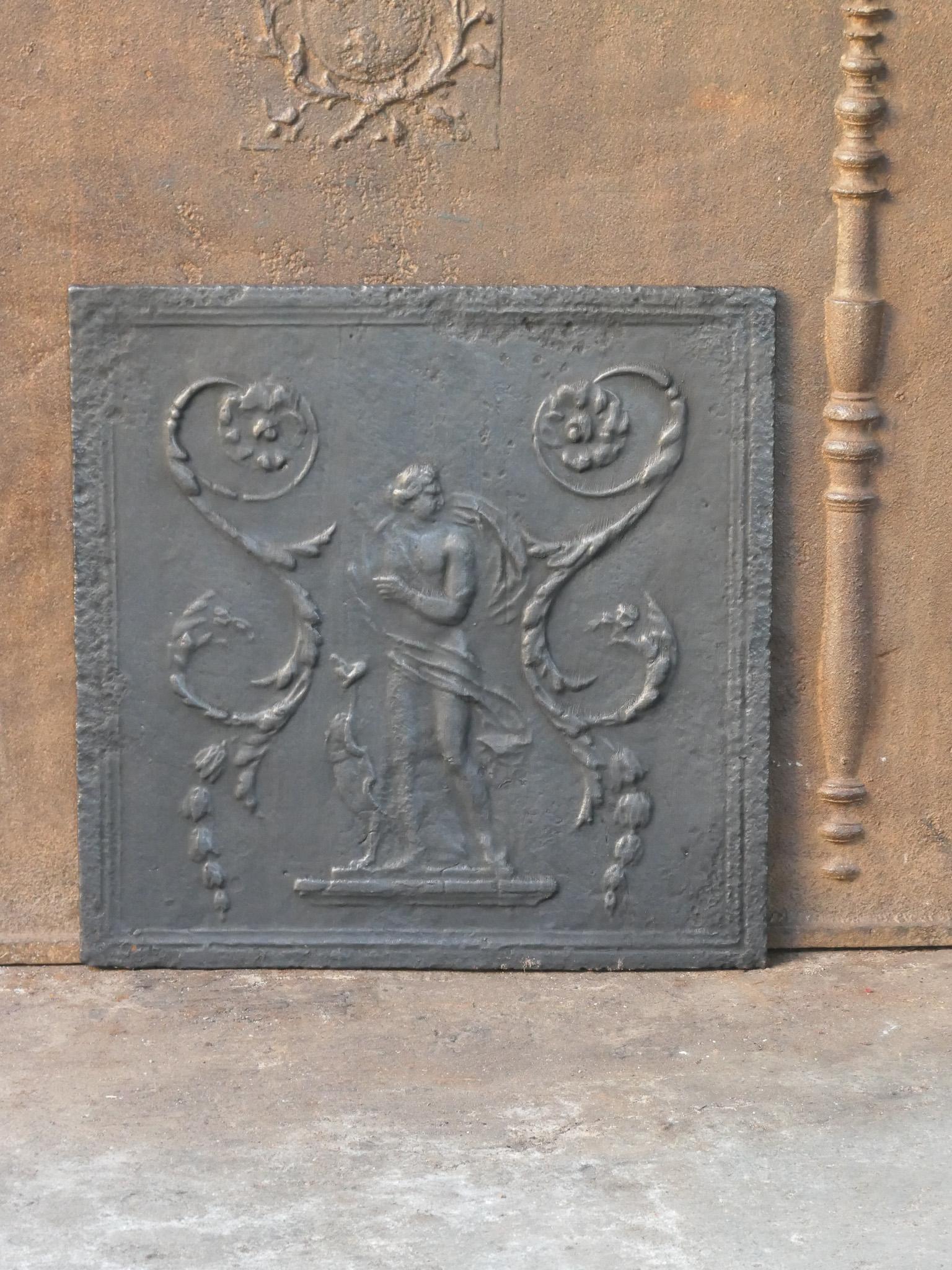 Parafuoco francese di epoca neoclassica del XVIII-XIX secolo con la dea Diana. Dea della caccia, ma anche protettrice degli animali della foresta, soprattutto di quelli giovani. Provava un grande piacere nel cacciare, ma si preoccupava di non