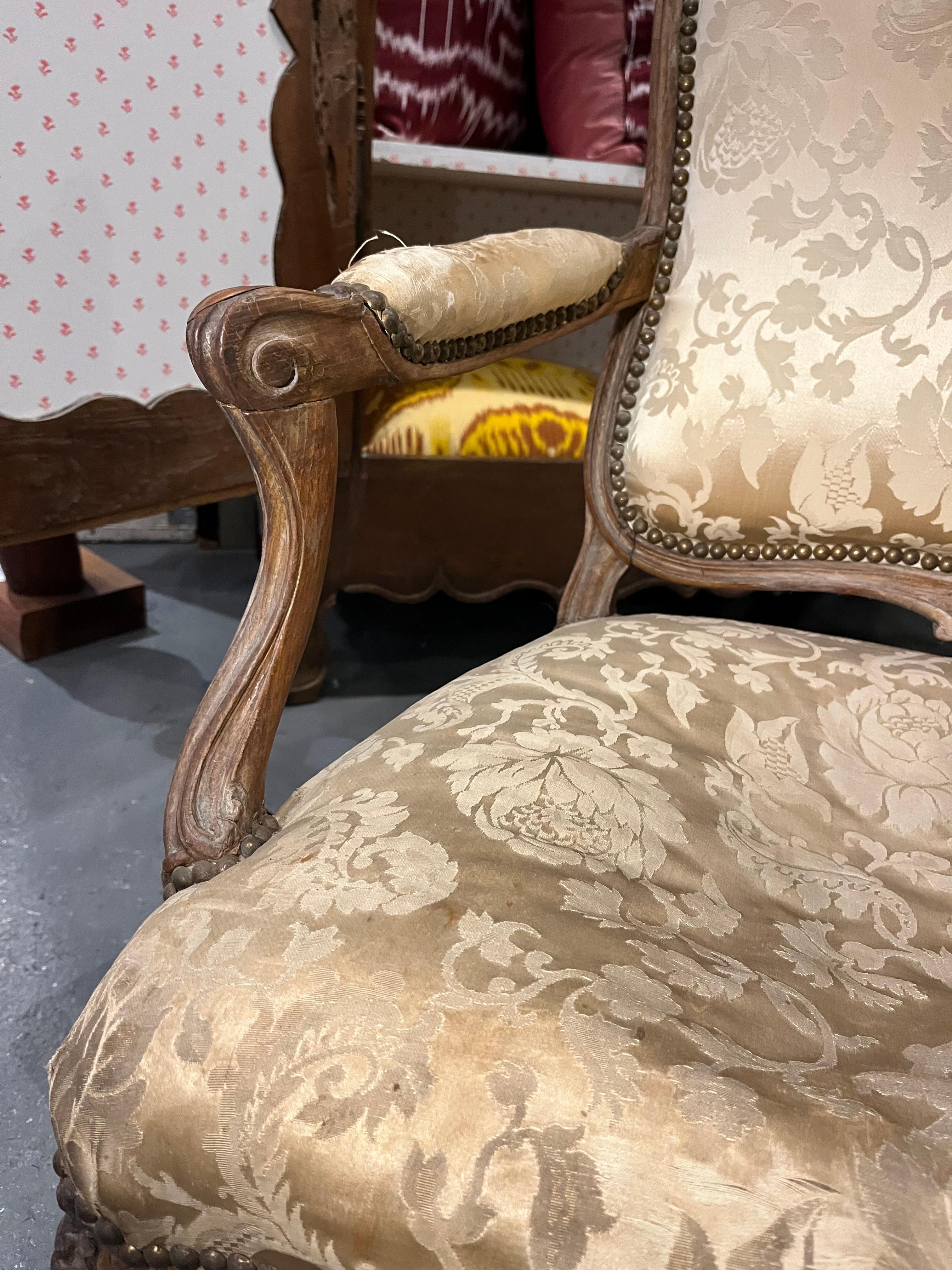 Fauteuil a la Reine francés de época Luis XV en venta 4