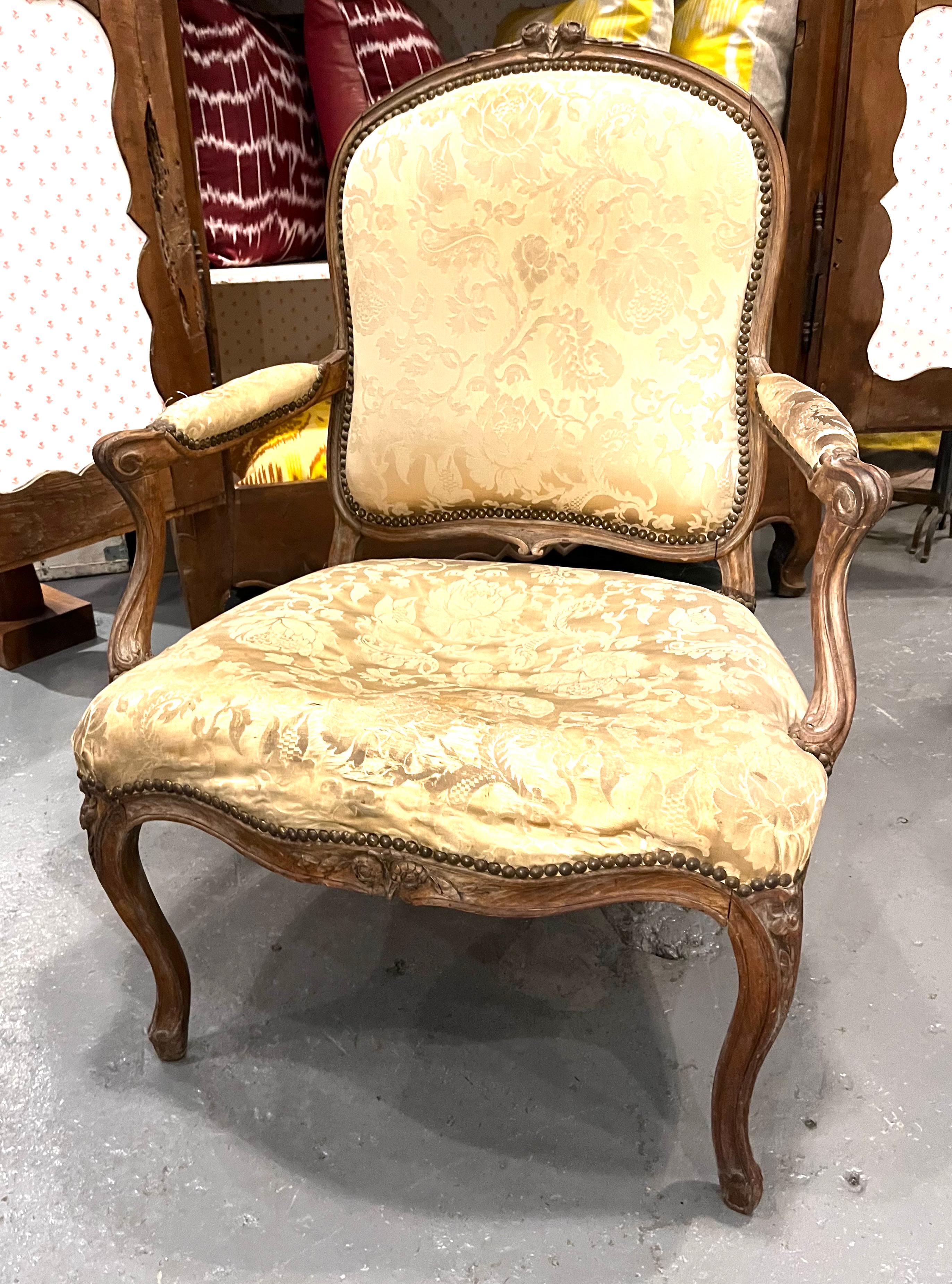 Fauteuil a la Reine francés de época Luis XV Tallado a mano en venta