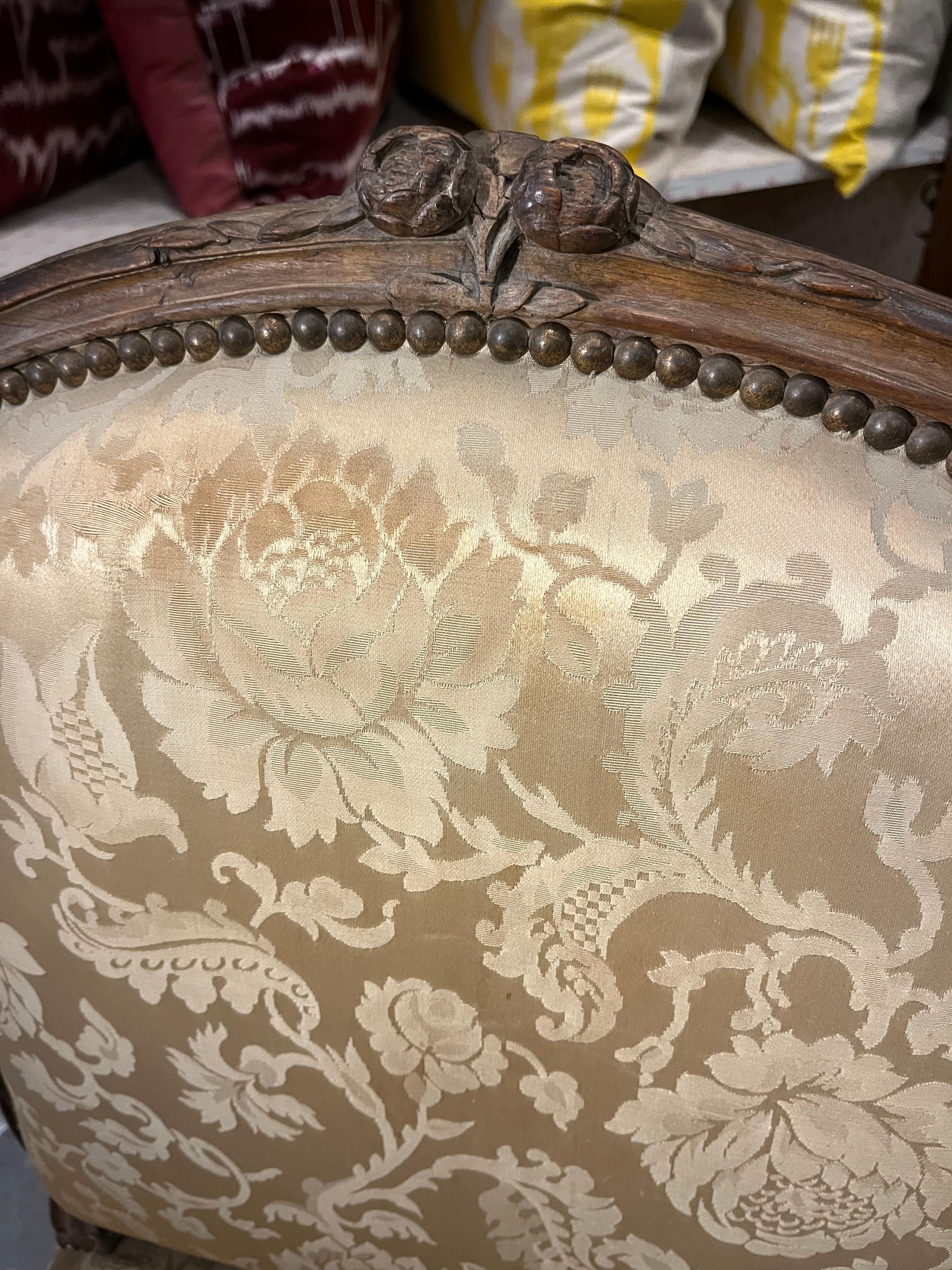 Fauteuil a la Reine francés de época Luis XV en Bueno estado para la venta en Doylestown, PA