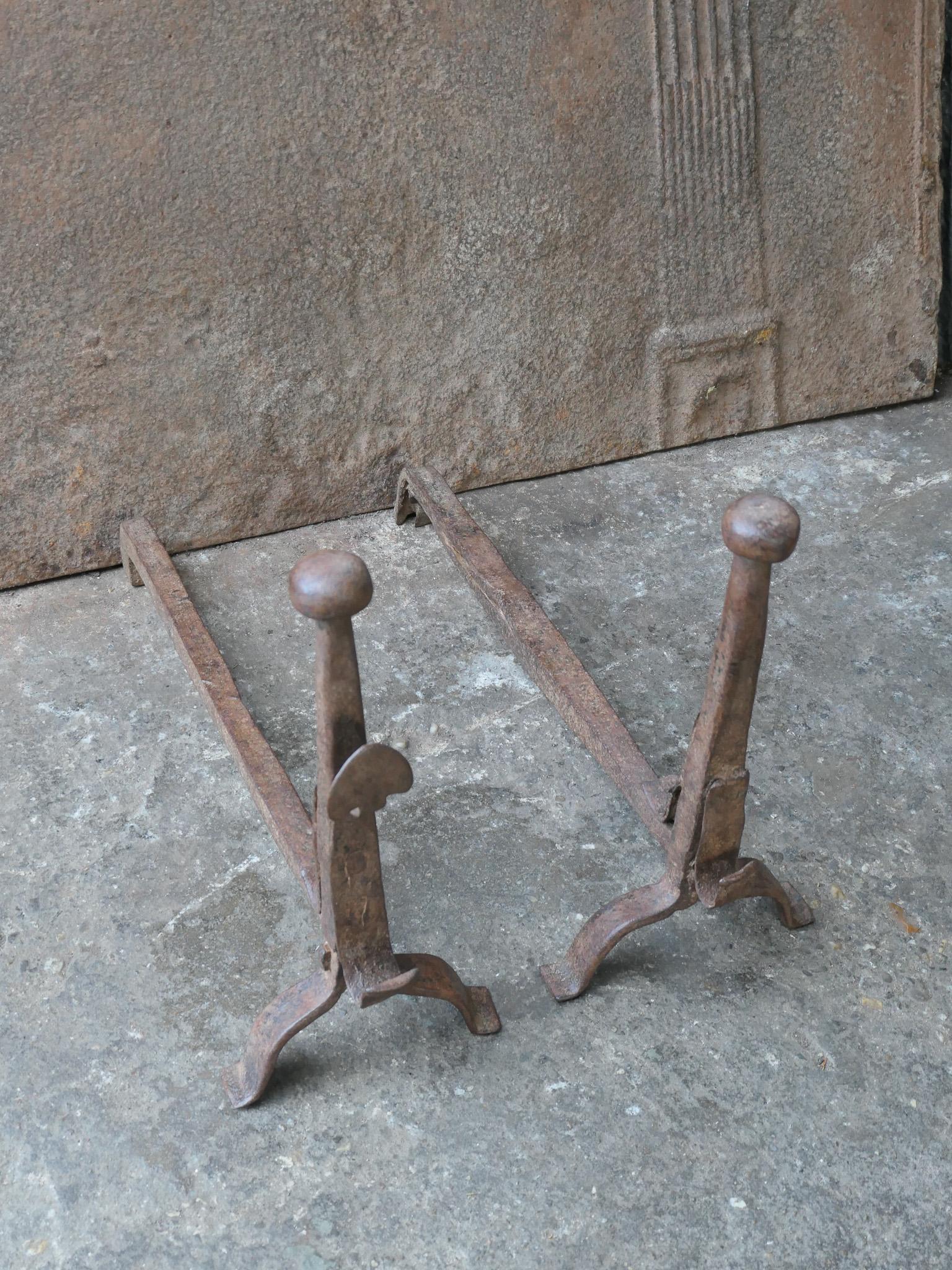 Morillos de época Luis XV franceses del siglo XVIII. De hierro forjado. Los morillos están en buen estado y son totalmente funcionales.