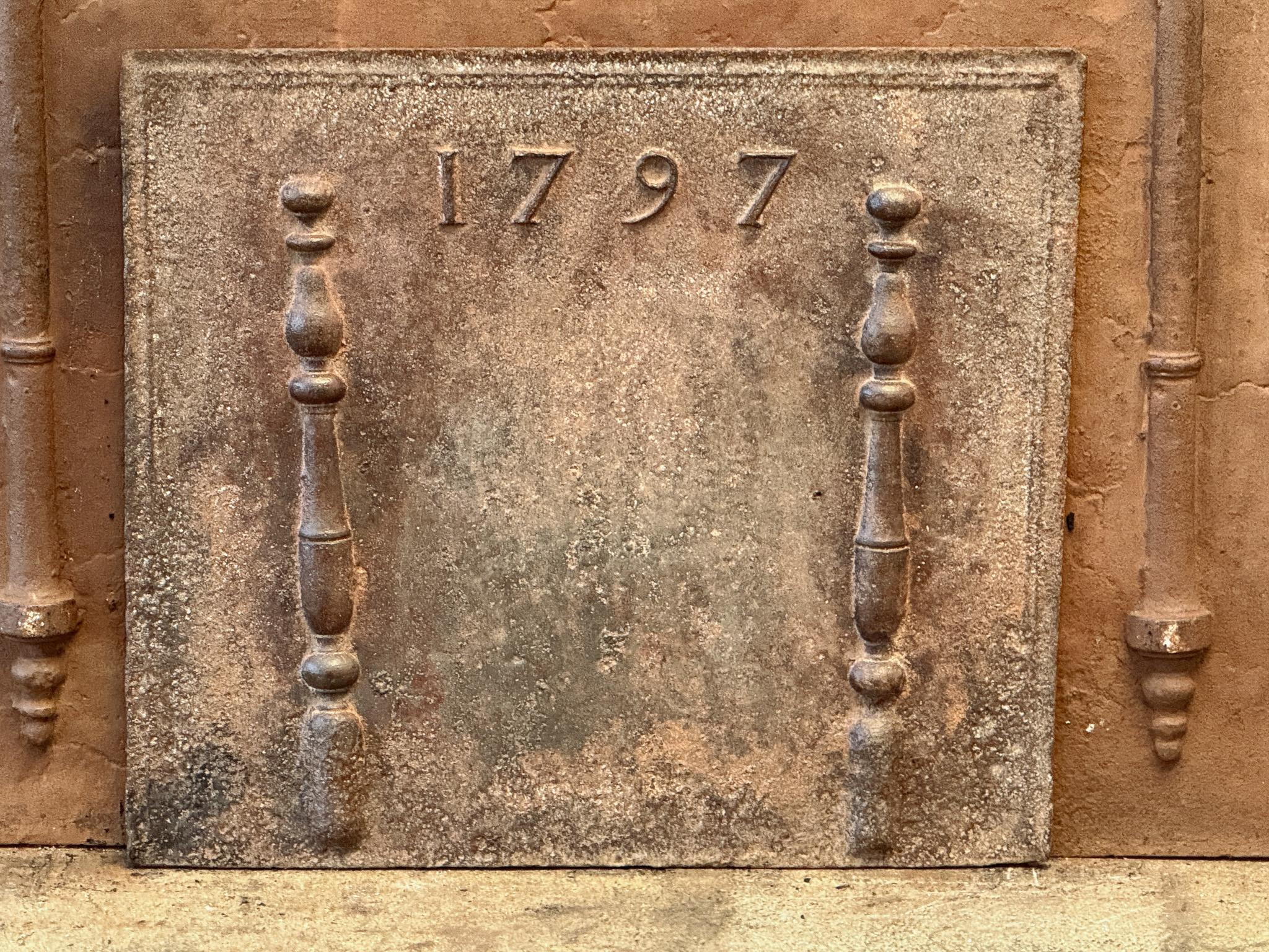 Il parafuoco francese del periodo Luigi XV reca l'anno di produzione, 1797, inciso sul lato superiore. I due pilastri sono le cosiddette colonne d'Ercole in quanto si riferiscono alla clava di Ercole. Simboleggiano la forza e l'ignoto.

Lo schienale
