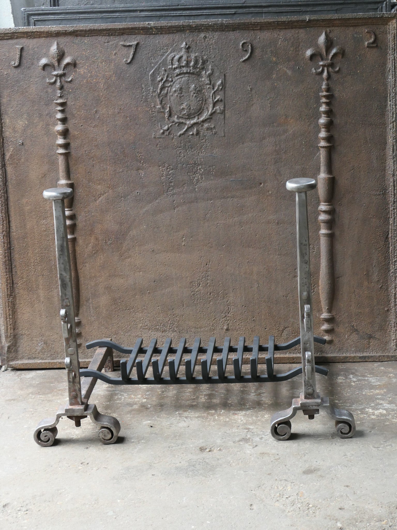18th century French Louis XV period andirons made of wrought iron with a recently forged grate. The condition is good.

The total width at the front is 78 cm / 30.7 inches.




  