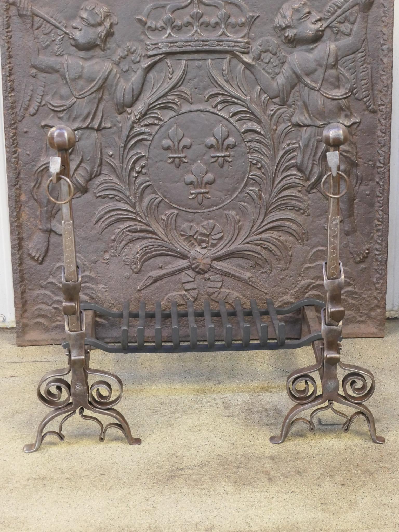 Französische Andirons aus dem 18. Jahrhundert im Stil Louis XV aus Schmiedeeisen mit einem kürzlich geschmiedeten Rost. Der Zustand ist gut.

Die Gesamtbreite an der Vorderseite beträgt 81 cm / 31,9 Zoll.




  