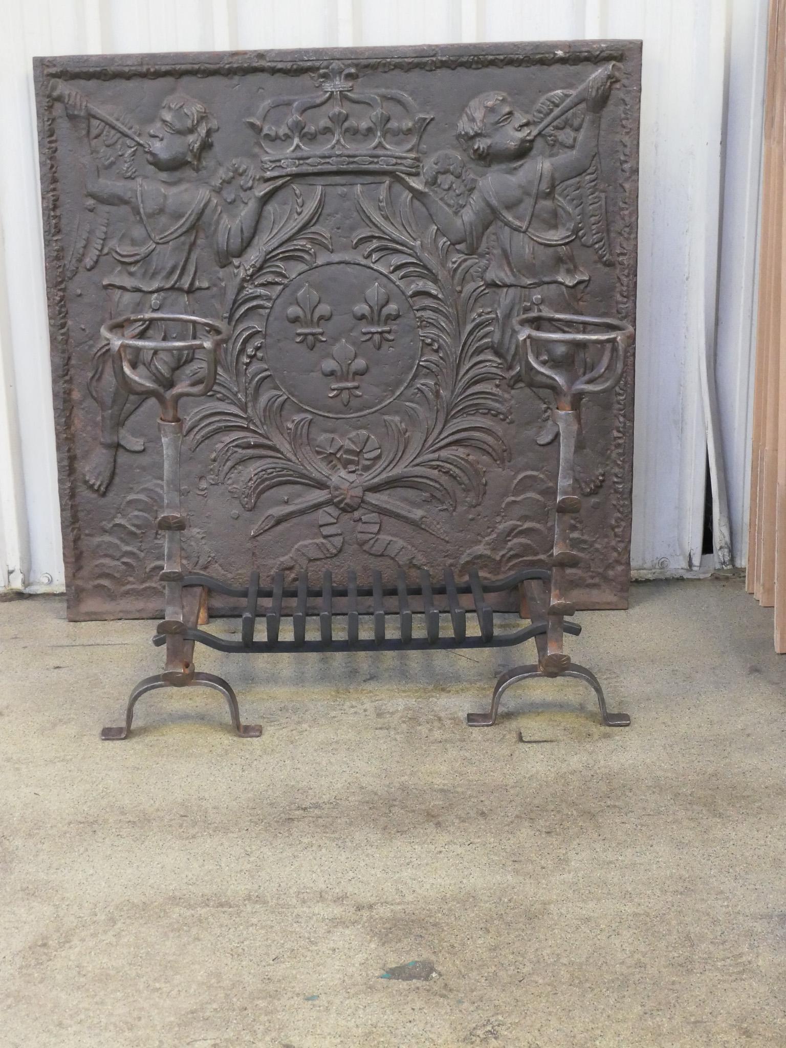 Französische Andirons aus dem 18. Jahrhundert im Stil Louis XV aus Schmiedeeisen mit einem kürzlich geschmiedeten Rost. Der Zustand ist gut.

Die Gesamtbreite an der Vorderseite beträgt 81 cm / 31,9 Zoll.




  