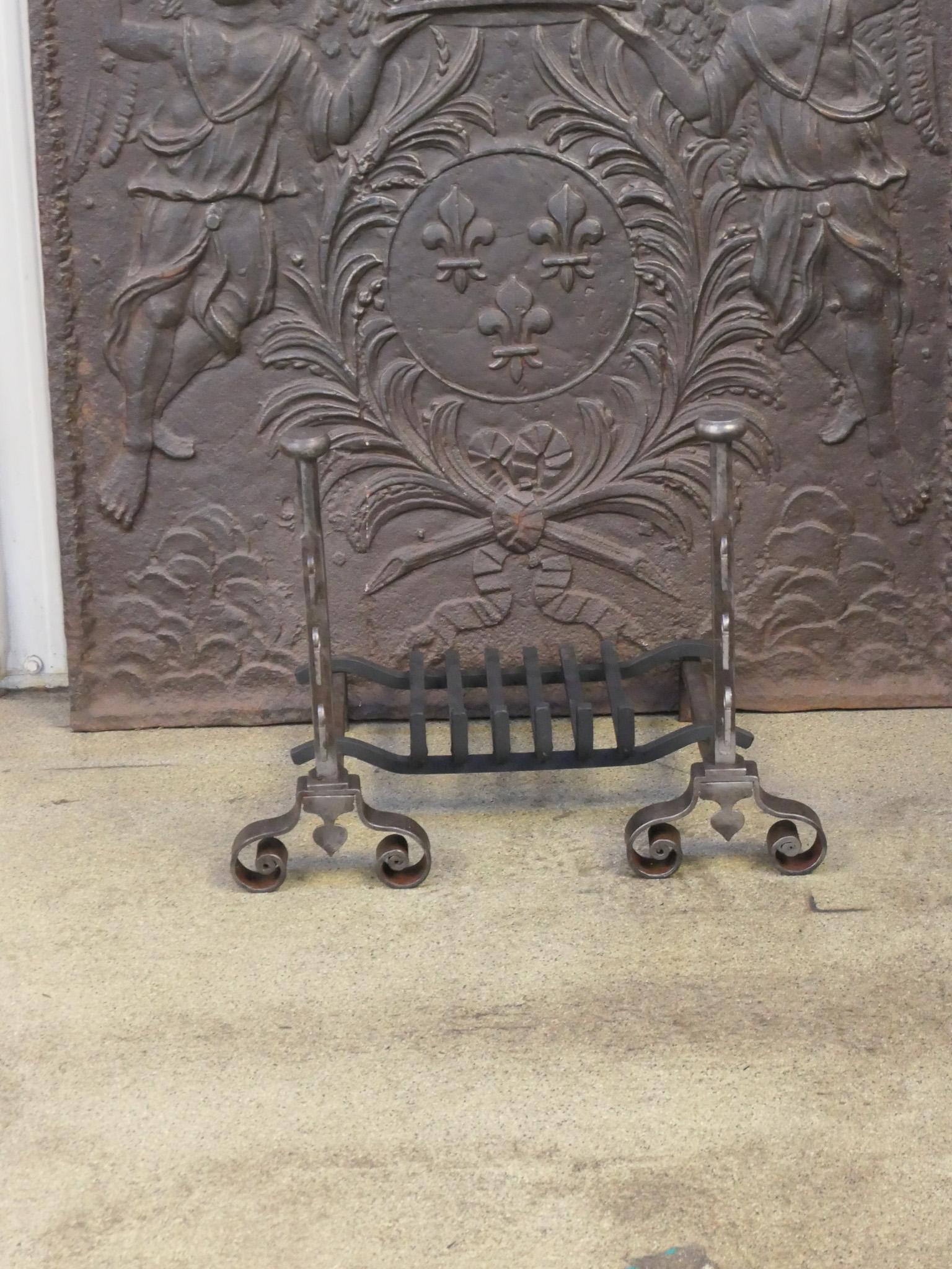 Grille de cheminée française du XVIIIe siècle. Il se compose de chenets d'époque Louis XV en fer forgé et d'une grille récemment forgée. L'état est bon.

La largeur totale à l'avant est de 56 cm.




  