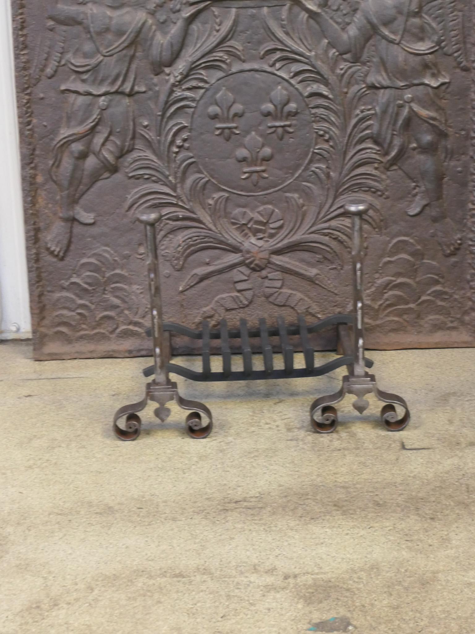 Français Grille de cheminée ou panier à feu d'époque Louis XV, 18ème siècle en vente