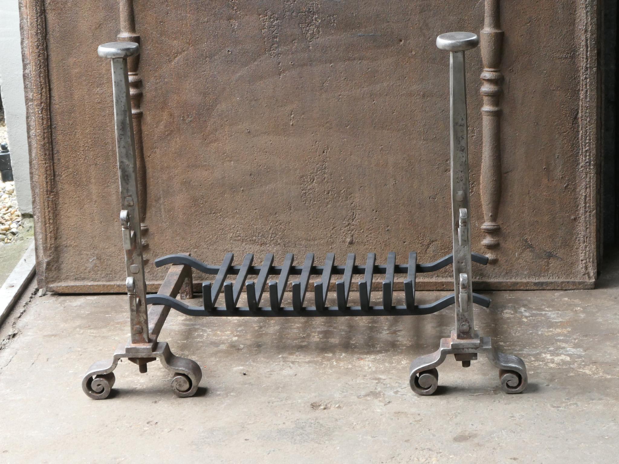 French Louis XV Period Fireplace Grate or Fire Basket, 18th Century In Good Condition For Sale In Amerongen, NL