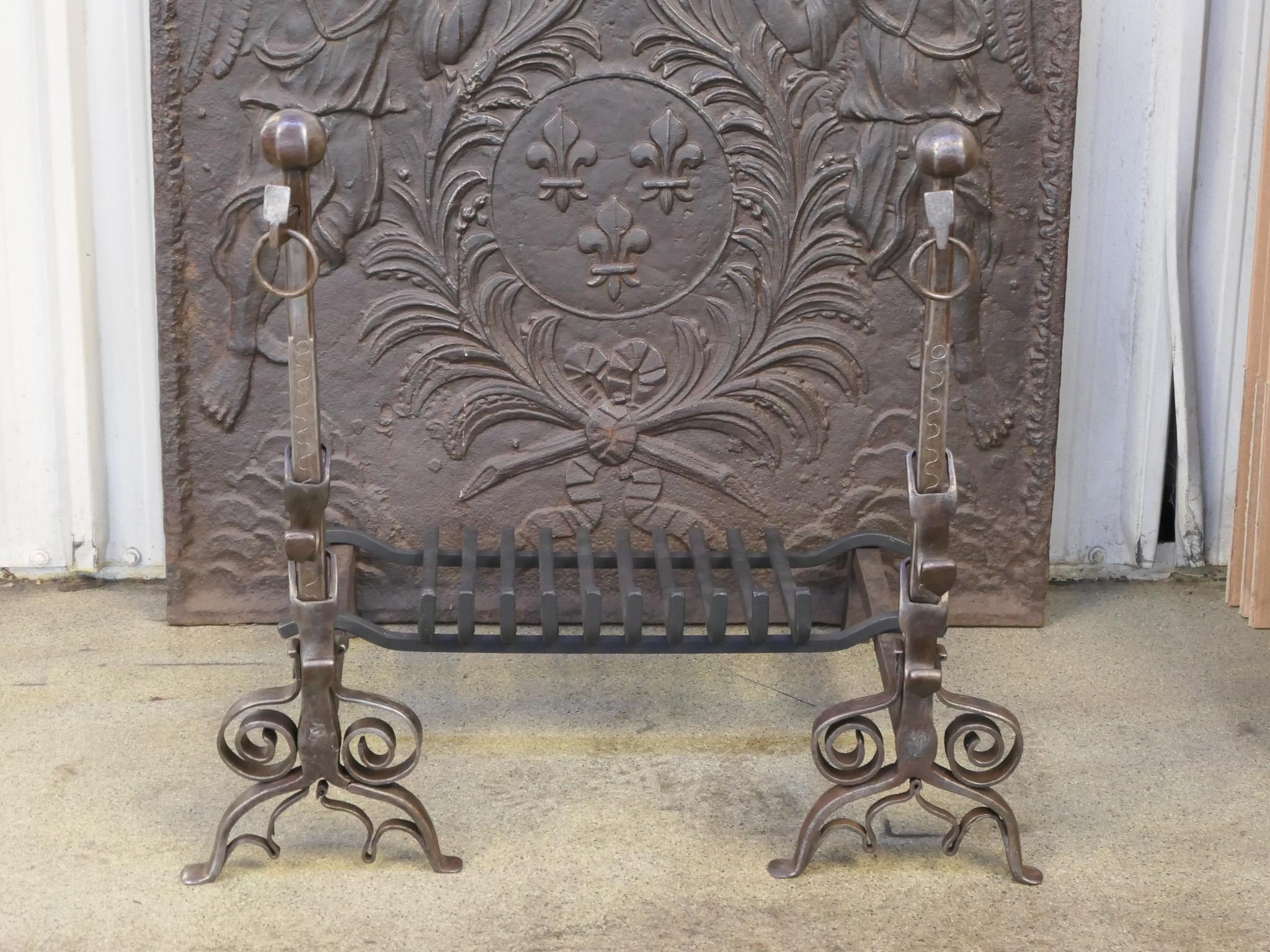 Französischer Kaminrost oder Kaminkorb aus der Louis-XV-Periode, 18. Jahrhundert (Geschmiedet) im Angebot