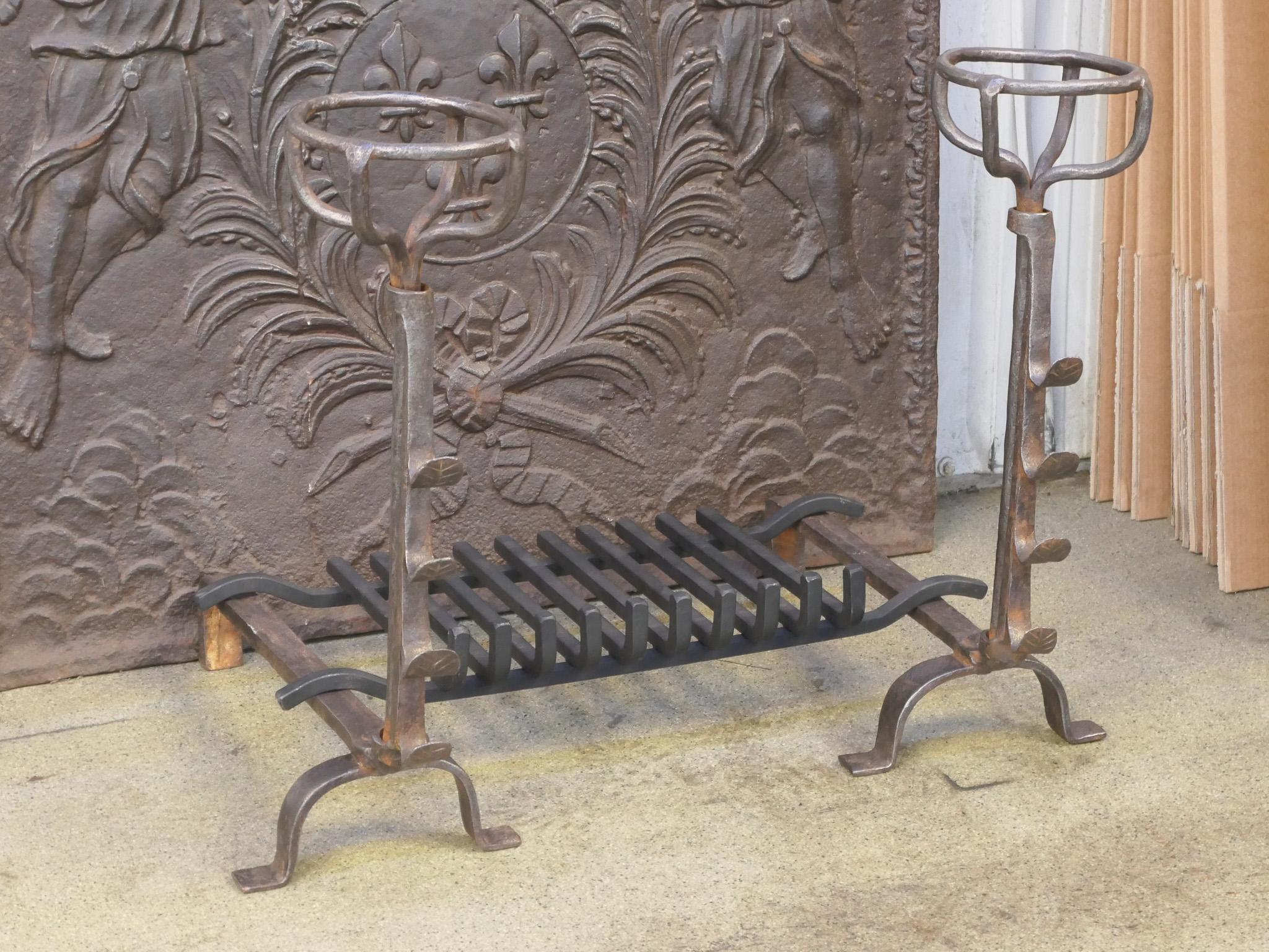 Französischer Kaminrost oder Kaminkorb aus der Louis-XV-Periode, 18. Jahrhundert (Geschmiedet) im Angebot