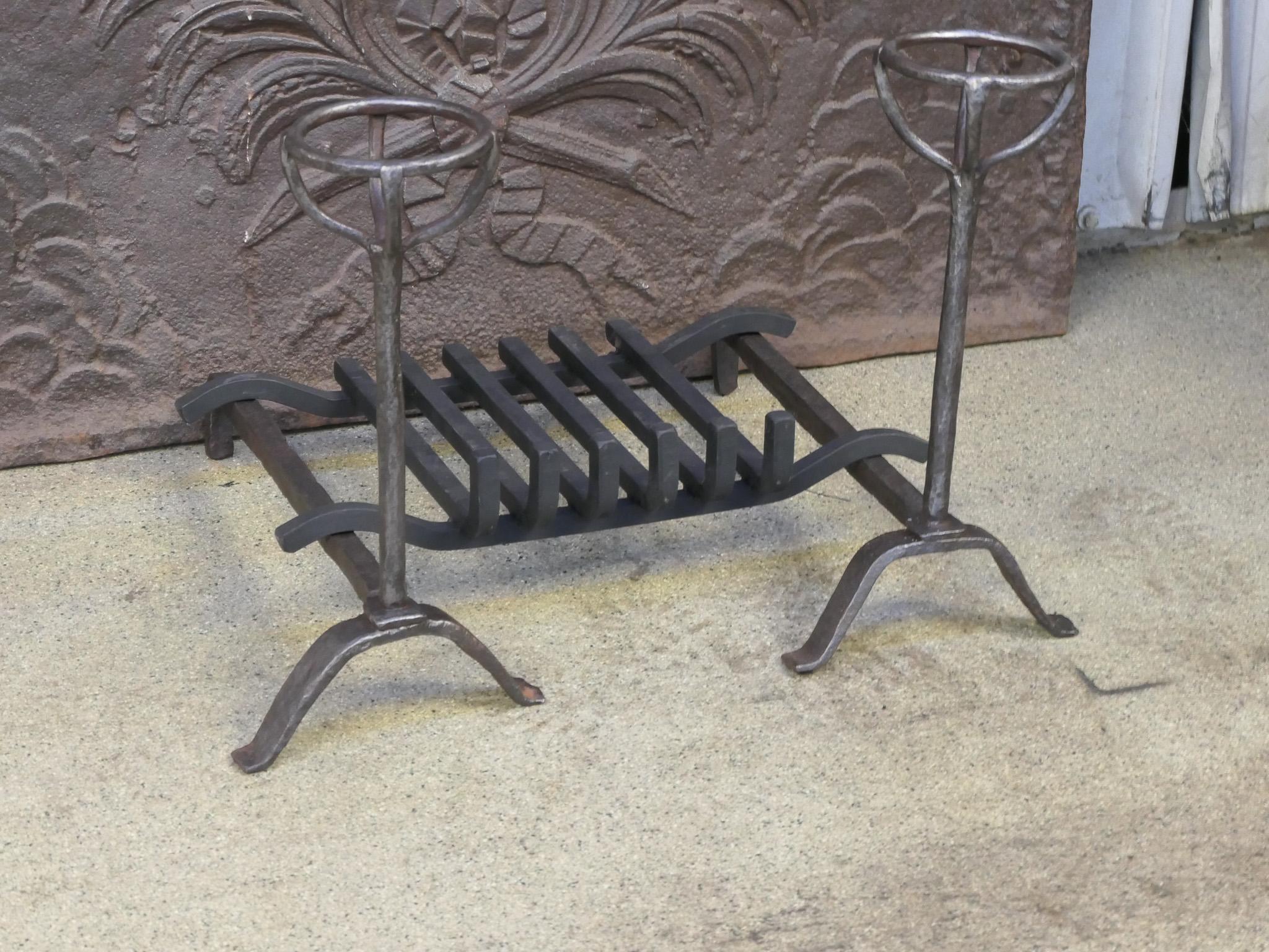 Französischer Kaminrost oder Kaminkorb aus der Louis-XV-Periode, 18. Jahrhundert (Geschmiedet) im Angebot
