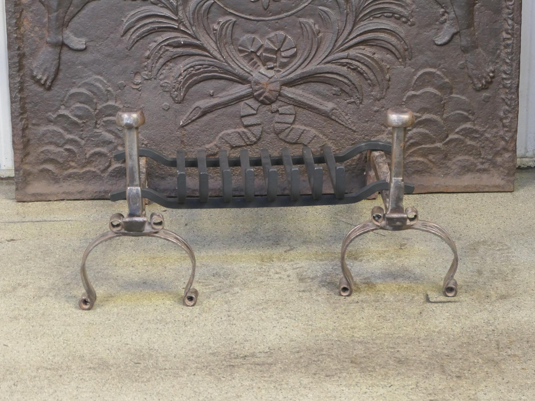 Französischer Kaminrost oder Kaminkorb aus der Louis-XV-Periode, 18. Jahrhundert (Geschmiedet) im Angebot