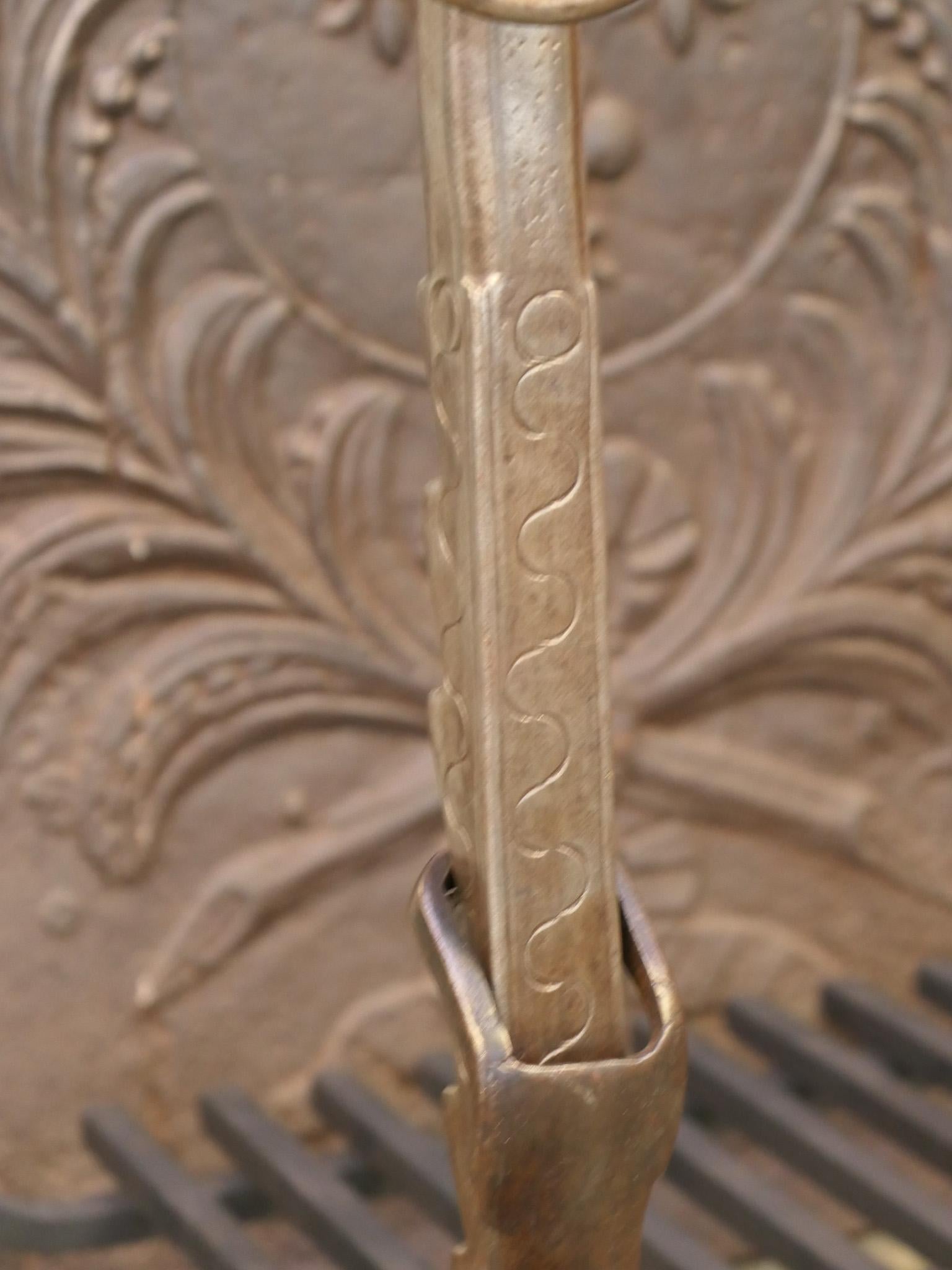 Französischer Kaminrost oder Kaminkorb aus der Louis-XV-Periode, 18. Jahrhundert (Schmiedeeisen) im Angebot