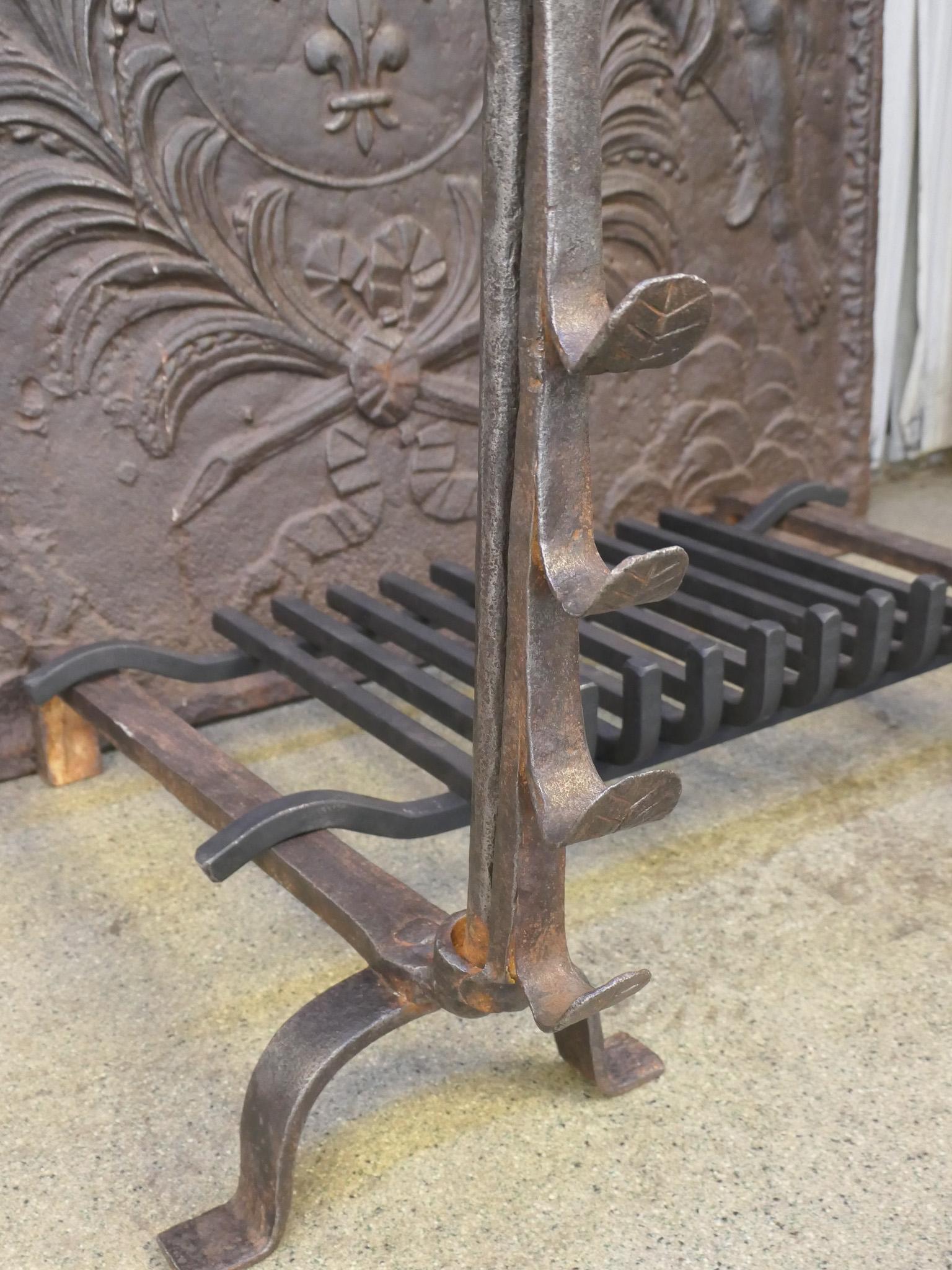 Französischer Kaminrost oder Kaminkorb aus der Louis-XV-Periode, 18. Jahrhundert (Schmiedeeisen) im Angebot