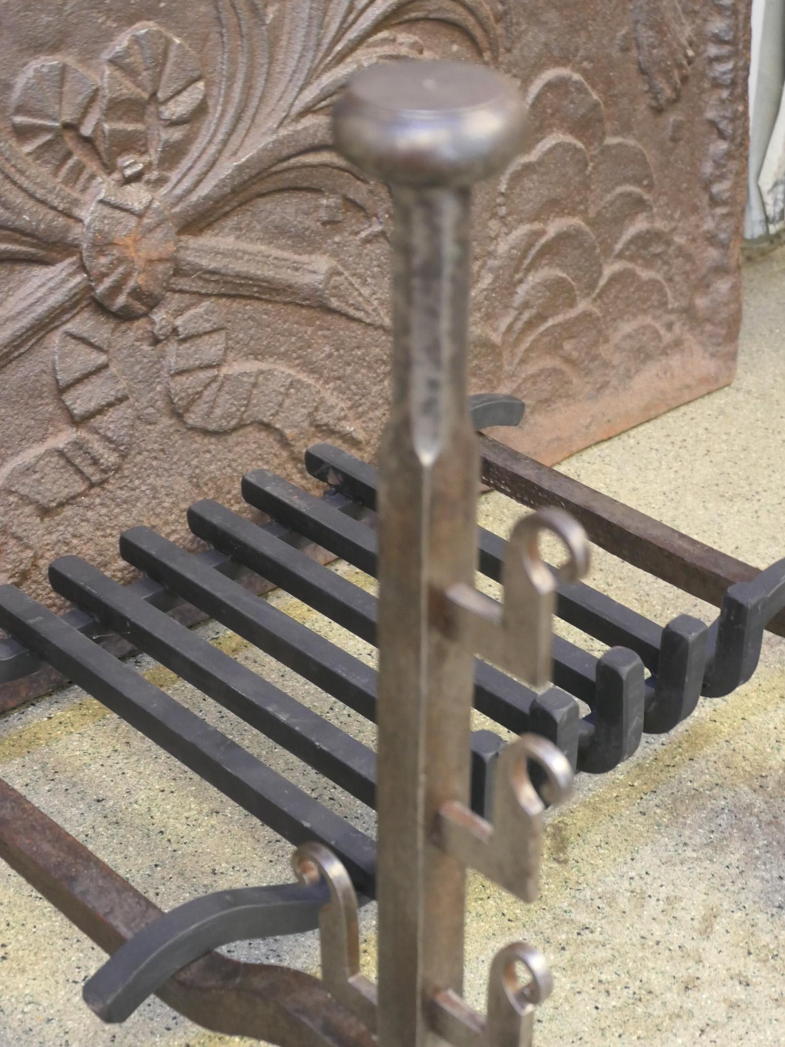 Fer forgé Grille de cheminée ou panier à feu d'époque Louis XV, 18ème siècle en vente