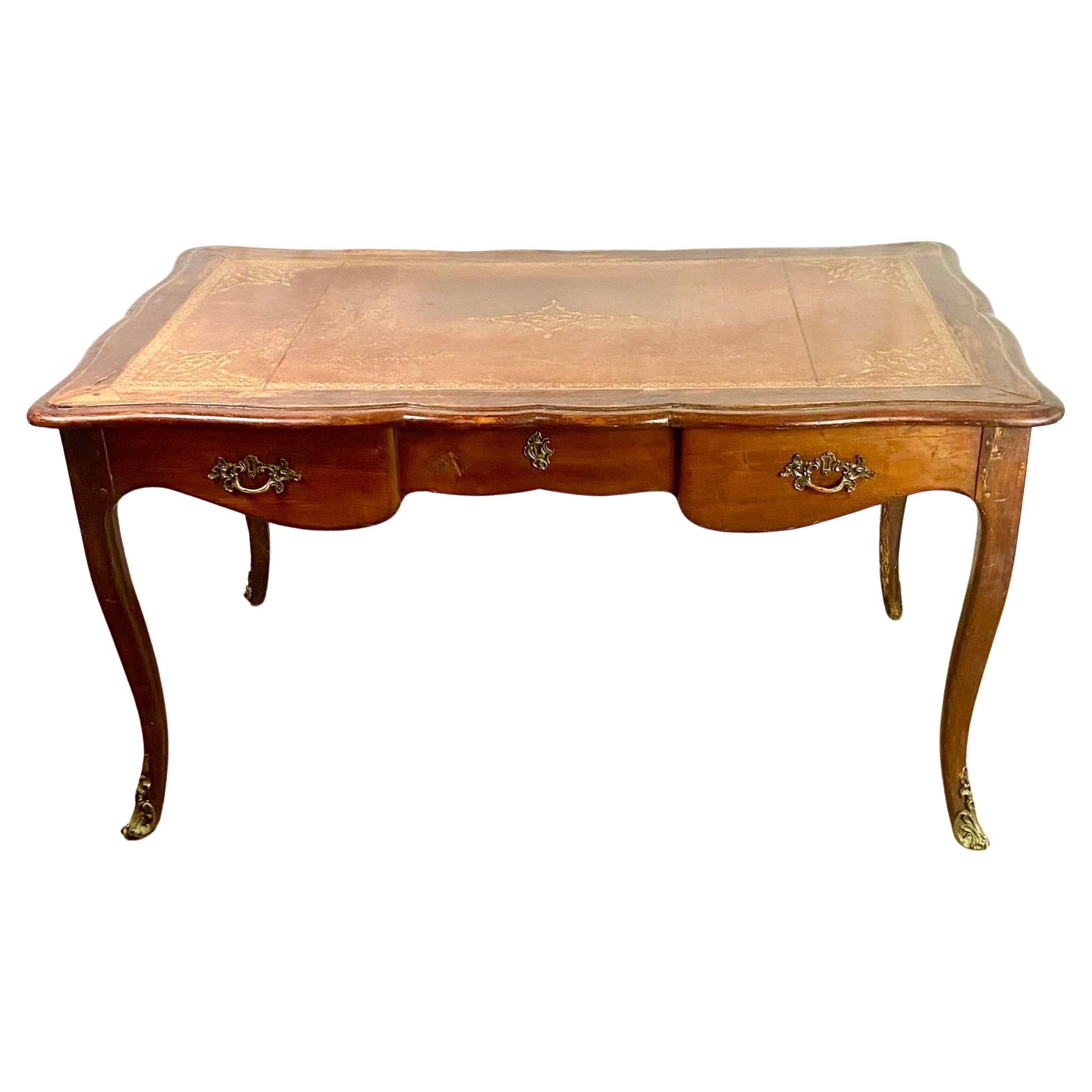 Very beautiful flat desk with belt drawers and side pulls from the Louis XV period of the 18th century.
Its pretty curved shape makes it a very elegant desk.
It has 3 opening drawers on the front with their key and 3 false drawers identical to the