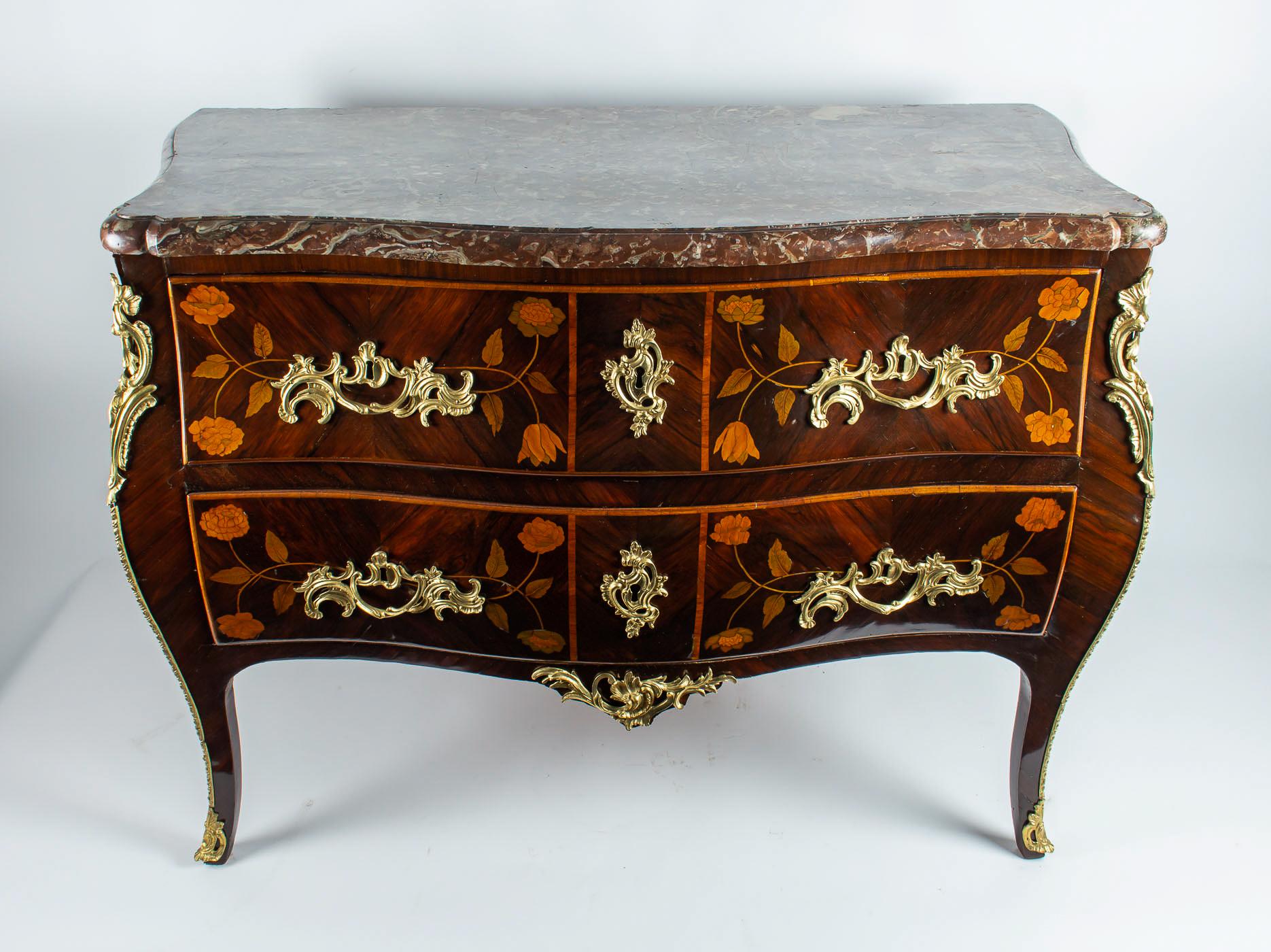 French Louis XV Period Flowers Marquetry Commode, circa 1740-1750 In Good Condition For Sale In Saint Ouen, FR