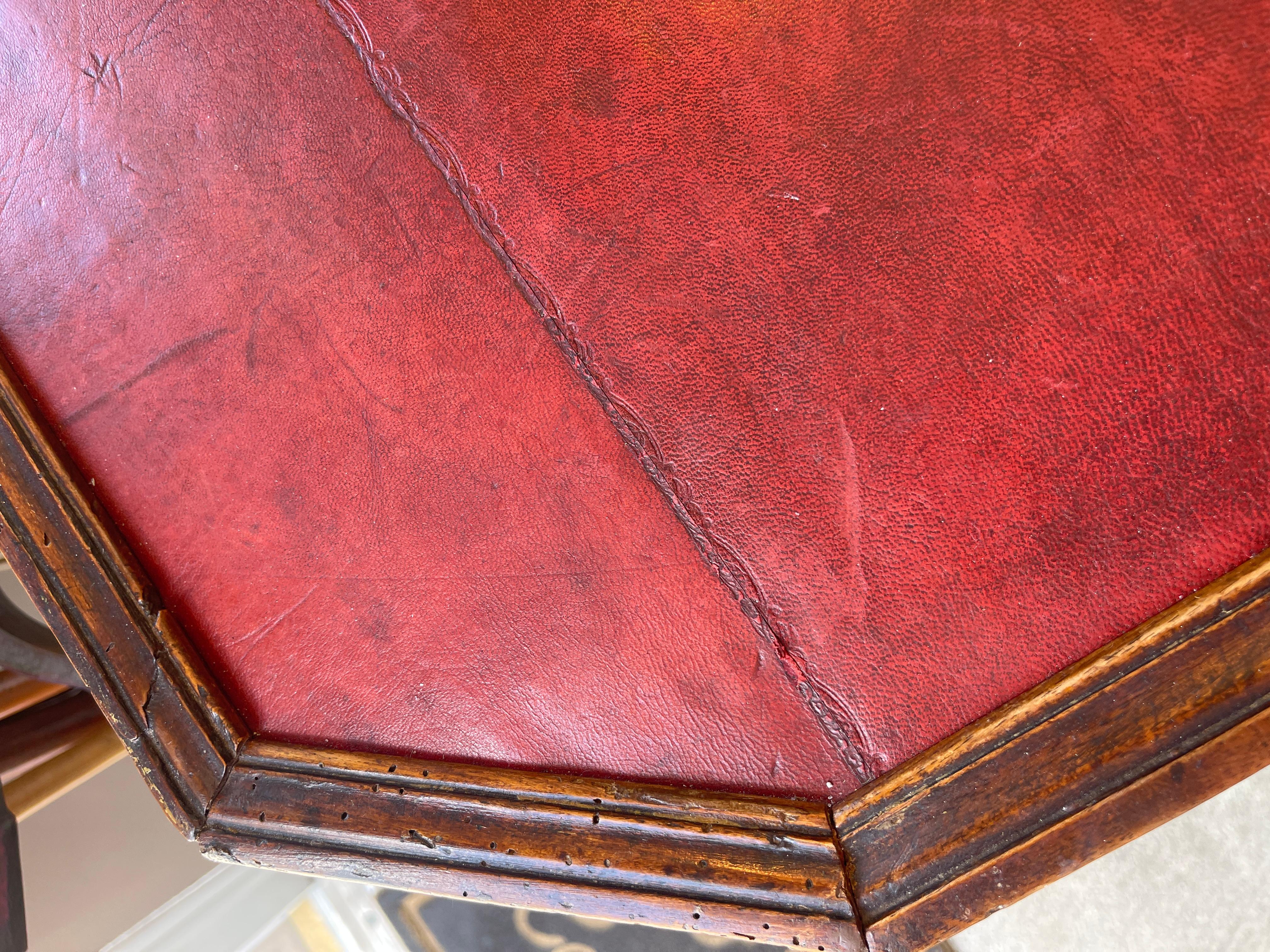 Table de jeu d'époque Louis XV avec plateau en cuir rouge d'origine, 18e siècle en vente 4