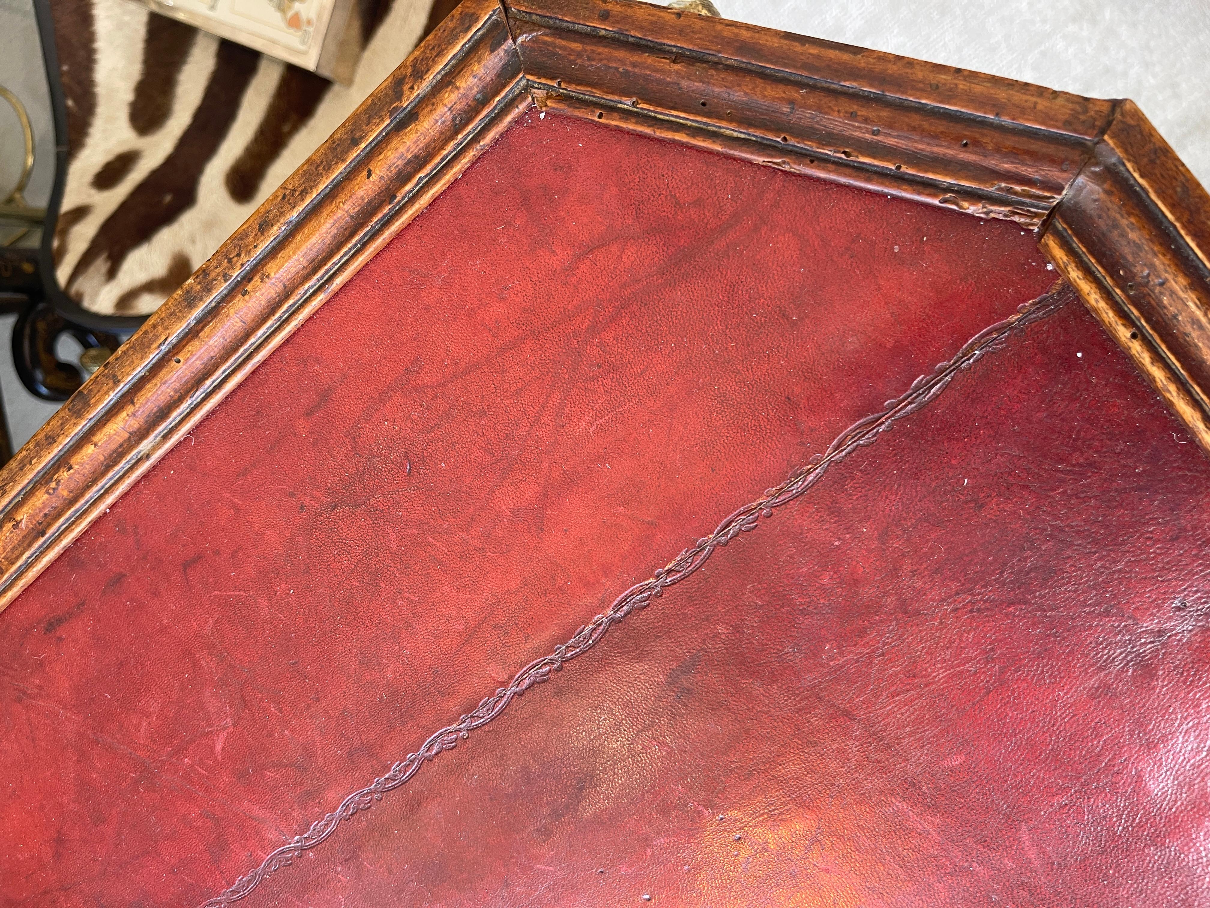 Table de jeu d'époque Louis XV avec plateau en cuir rouge d'origine, 18e siècle en vente 5