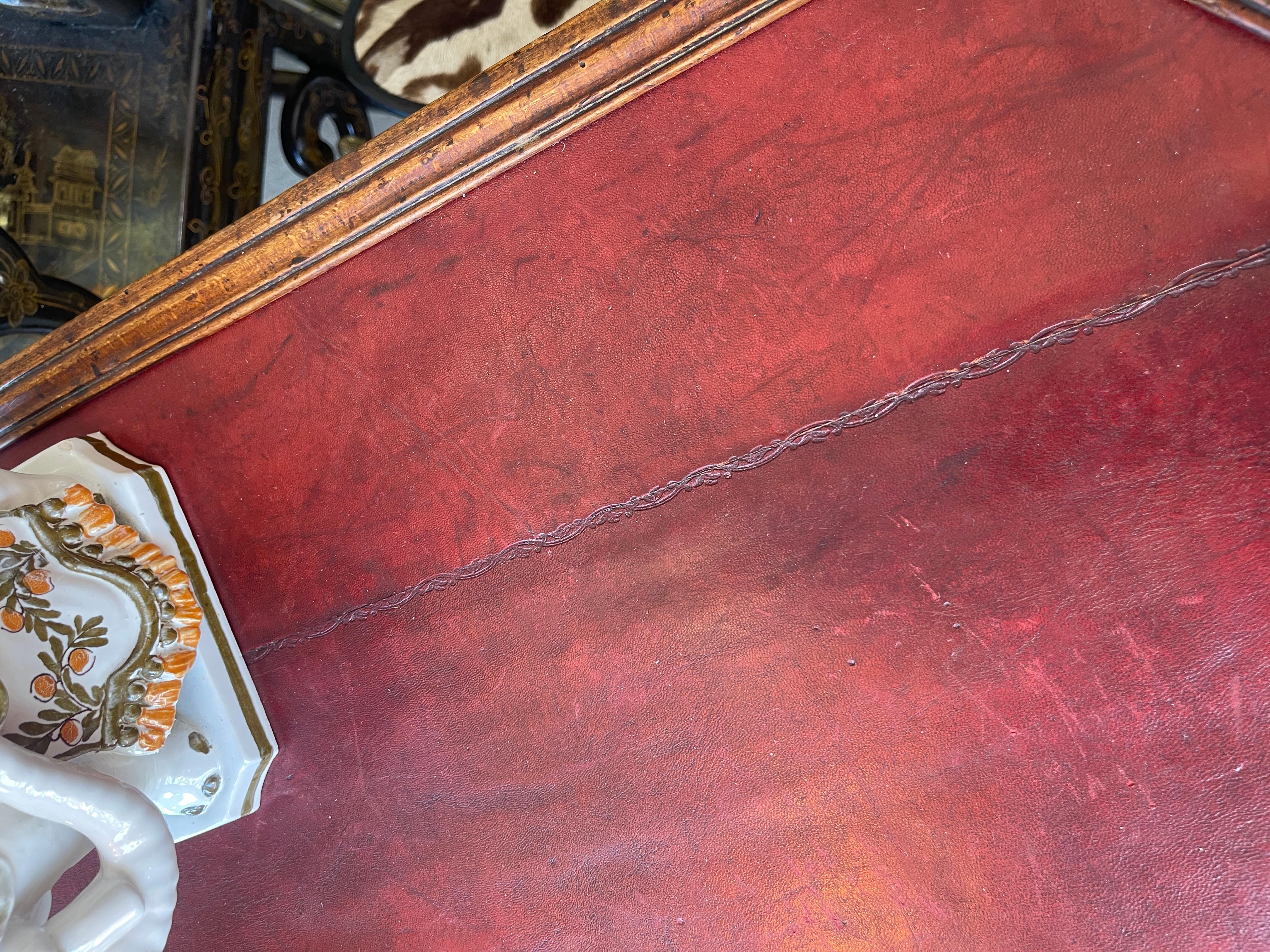 Table de jeu d'époque Louis XV avec plateau en cuir rouge d'origine, 18e siècle en vente 6