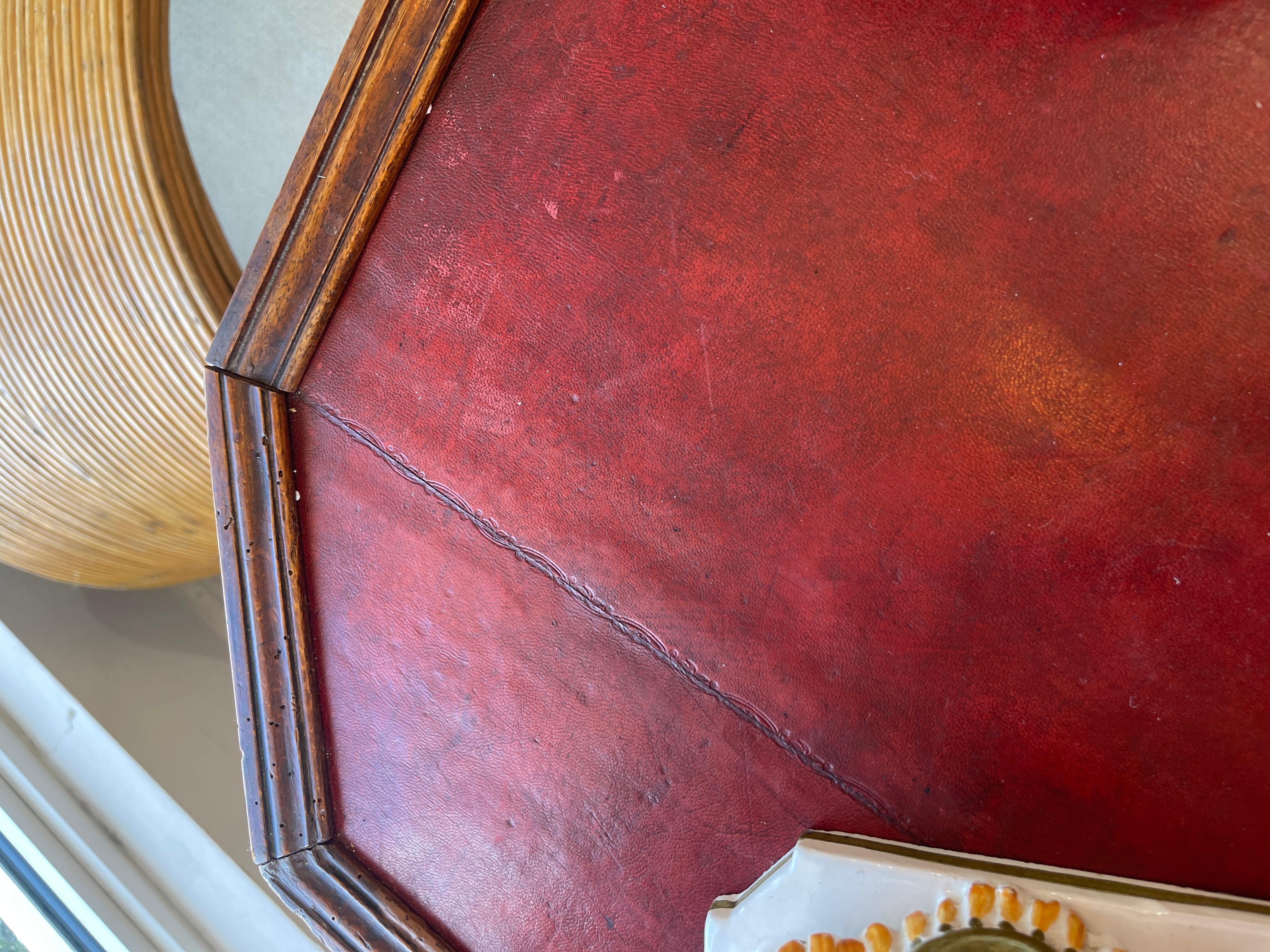 Table de jeu d'époque Louis XV avec plateau en cuir rouge d'origine, 18e siècle en vente 7