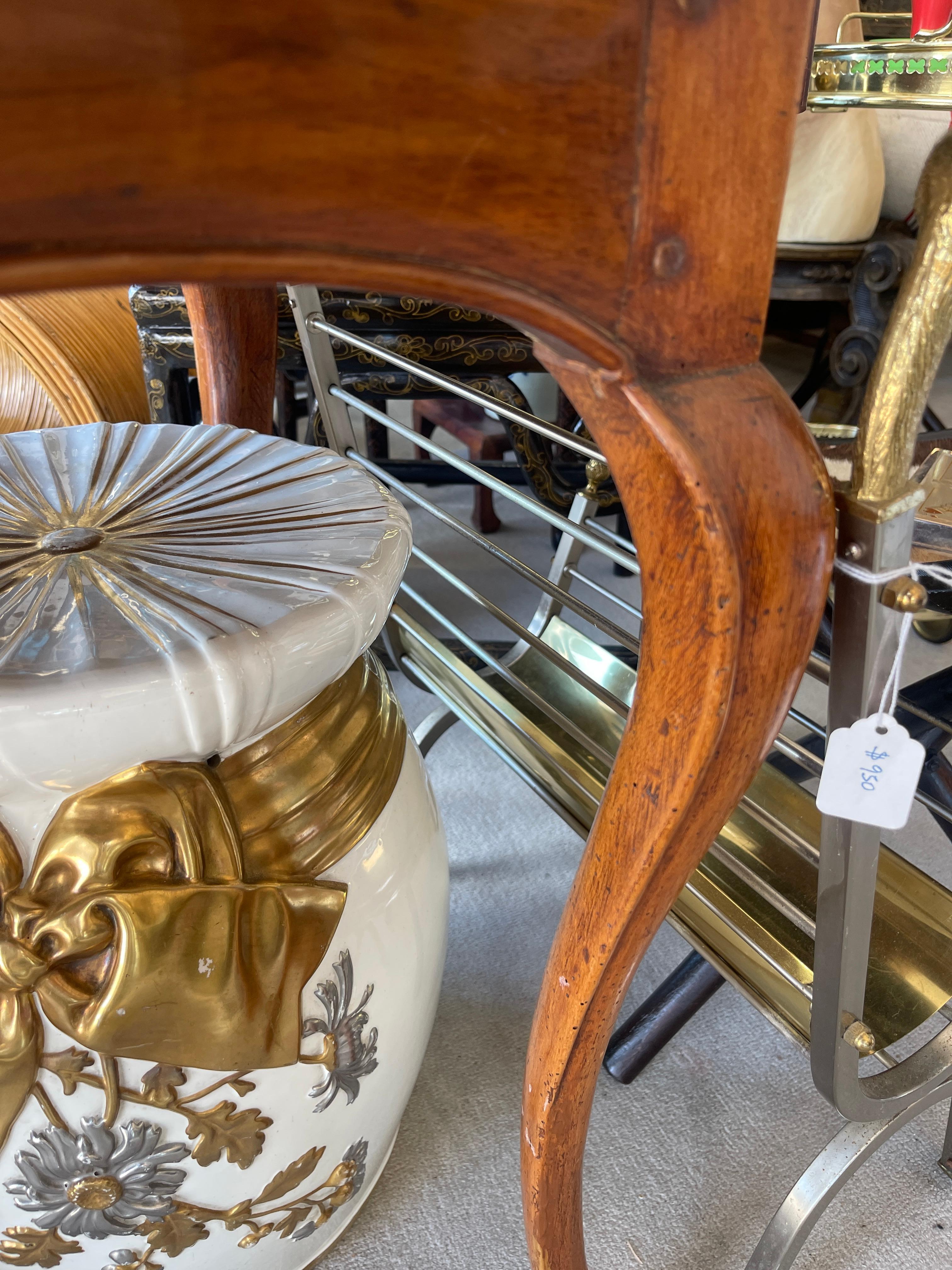 Table de jeu d'époque Louis XV avec plateau en cuir rouge d'origine, 18e siècle en vente 8