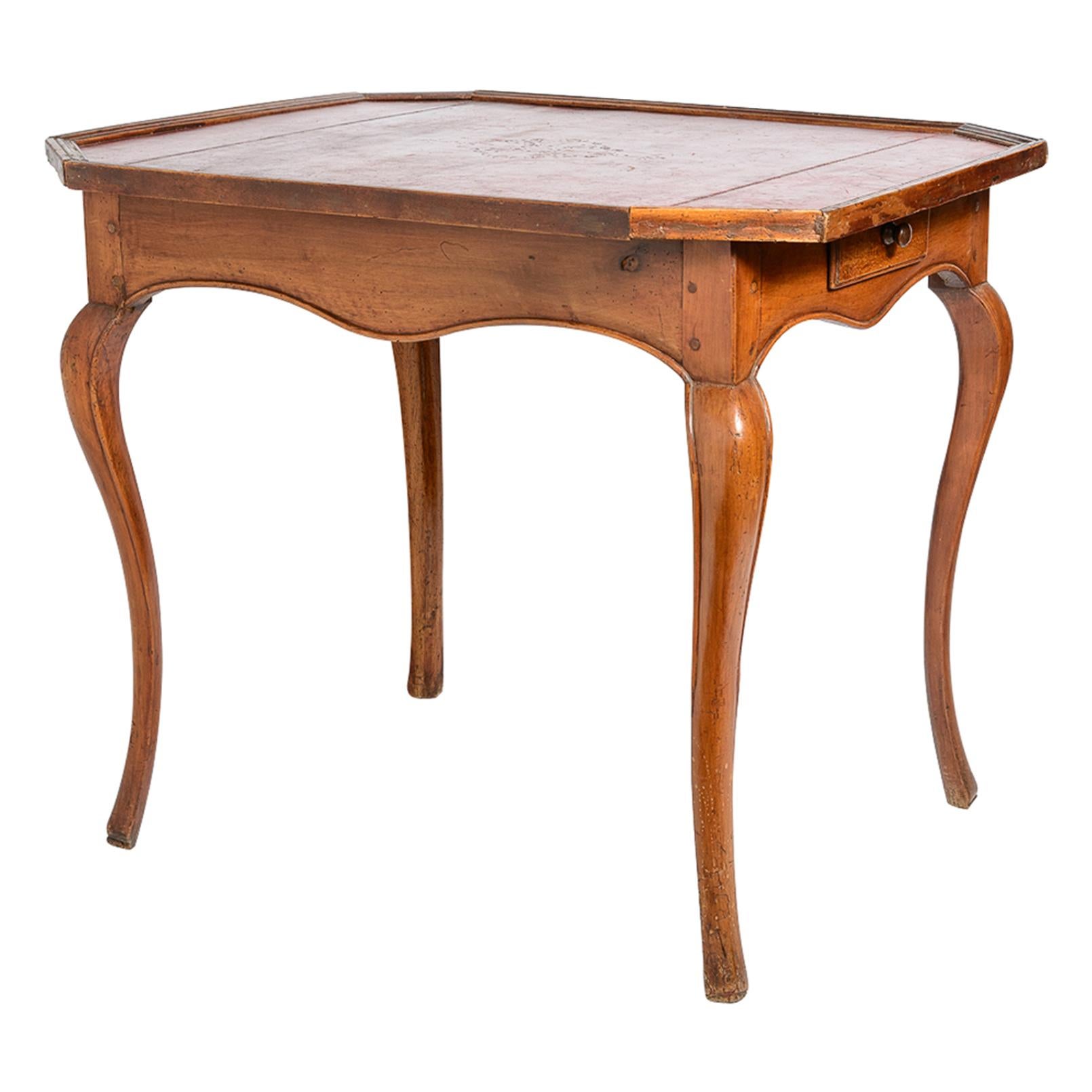 Voici une magnifique table de jeu Louis XV, 18ème siècle, avec un plateau en cuir rouge d'origine.
Cette table est une table à jeu rectangulaire de Régence de Piquet, circa 1780 de Provence
Quatre élégants pieds cabriole et deux tiroirs.
Le cuir est