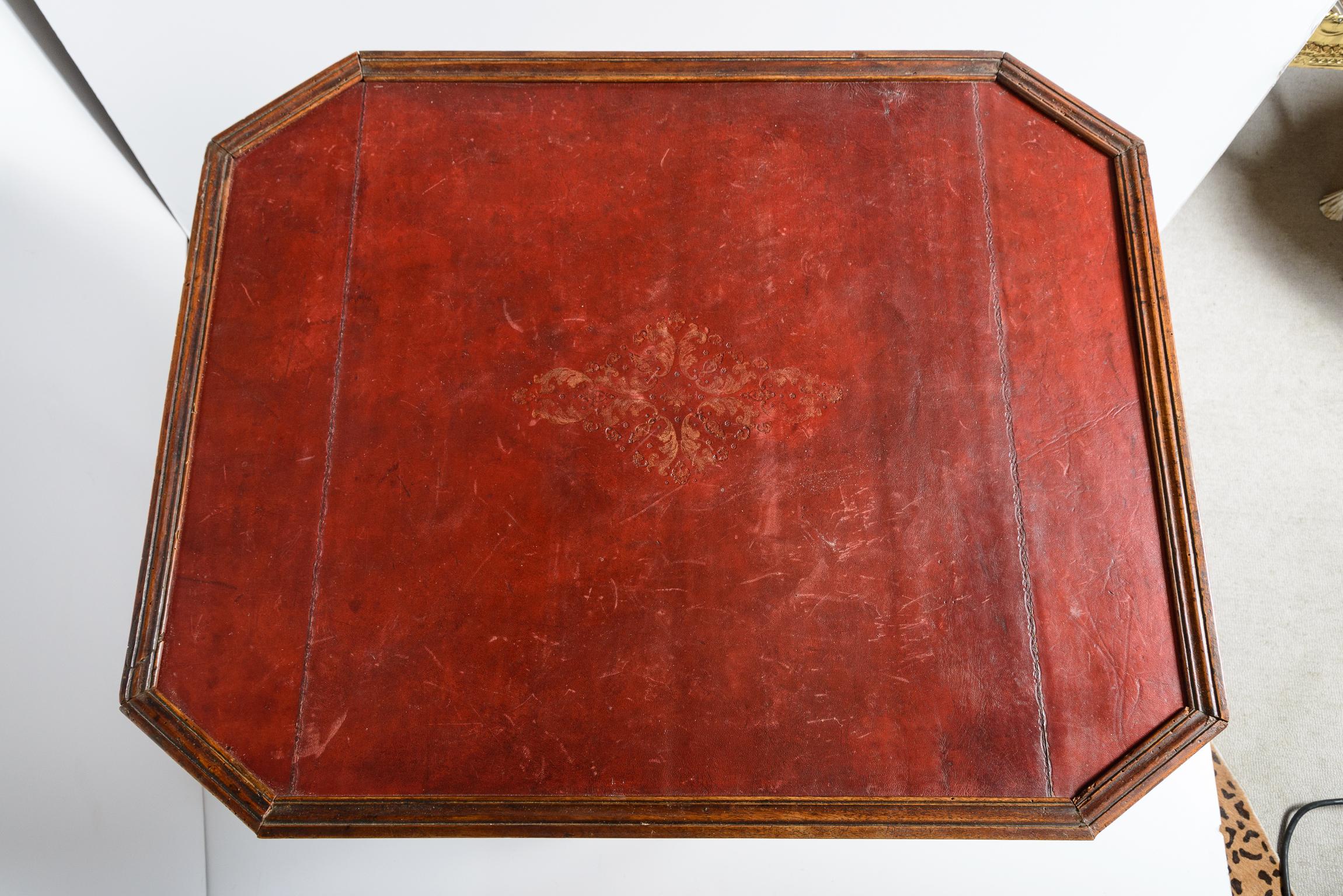Français Table de jeu d'époque Louis XV avec plateau en cuir rouge d'origine, 18e siècle en vente