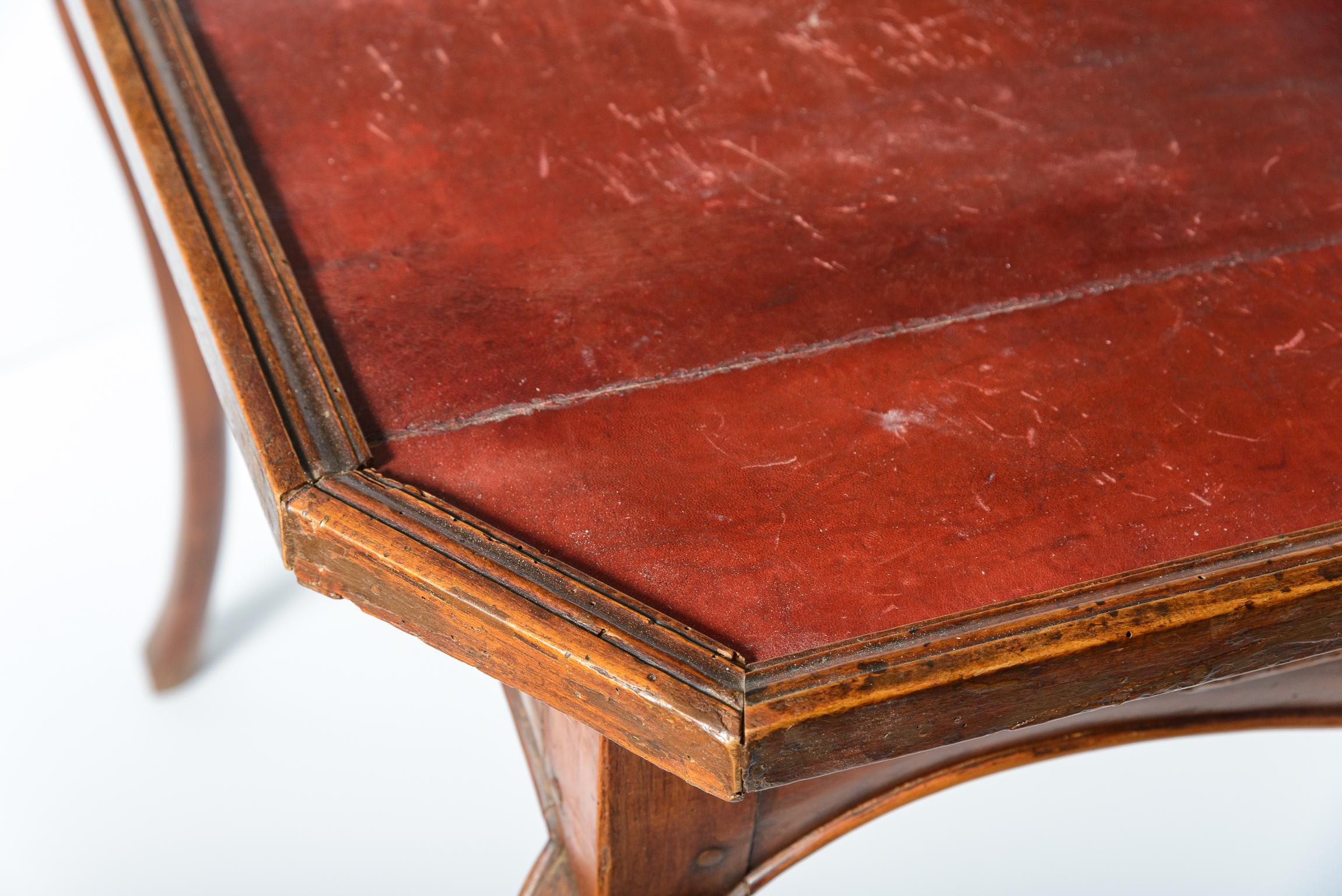 Französischer Spieltisch aus der Louis XV.-Periode mit roter Original-Lederplatte, 18. Jahrhundert. (Holz) im Angebot