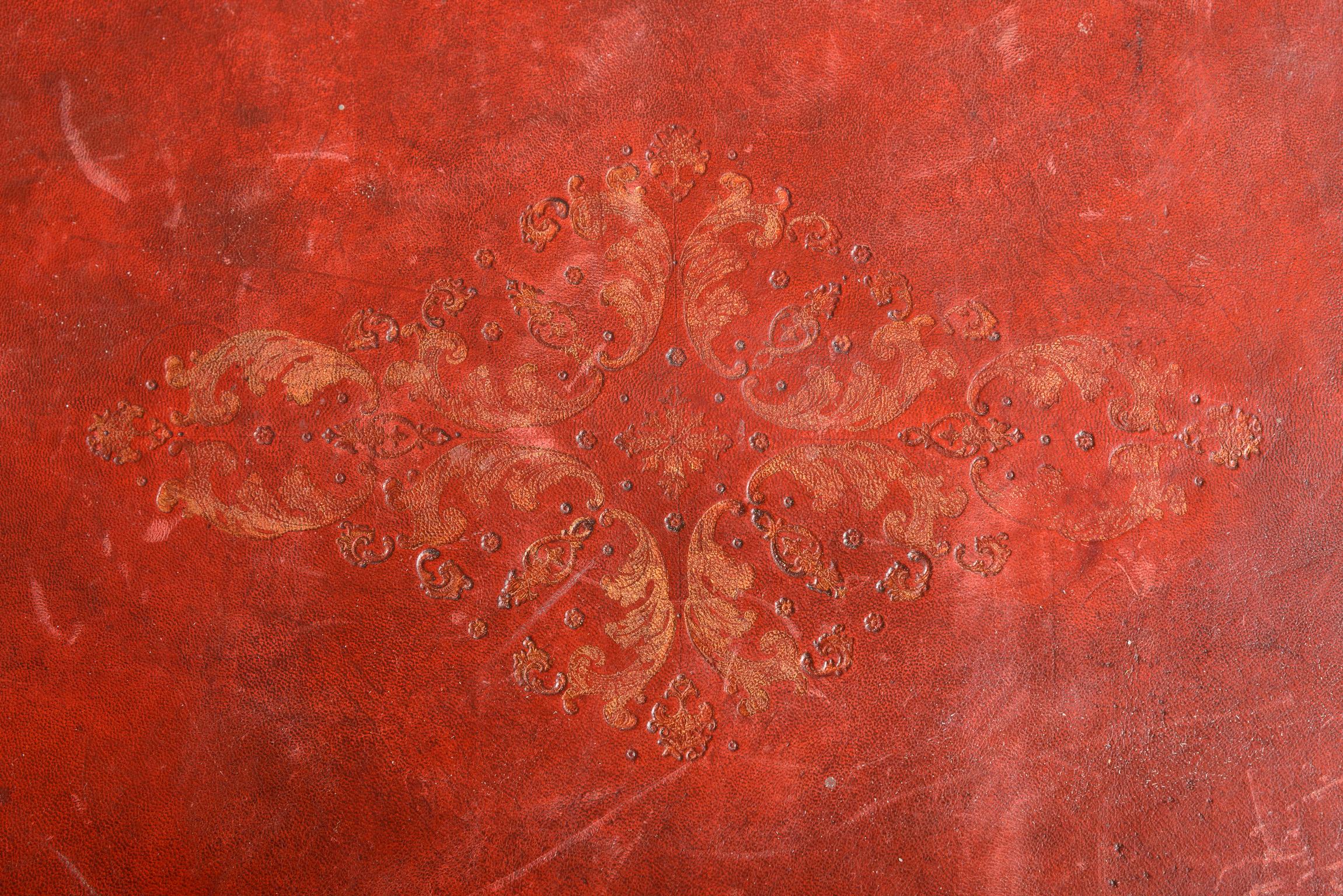 Französischer Spieltisch aus der Louis XV.-Periode mit roter Original-Lederplatte, 18. Jahrhundert. im Angebot 2