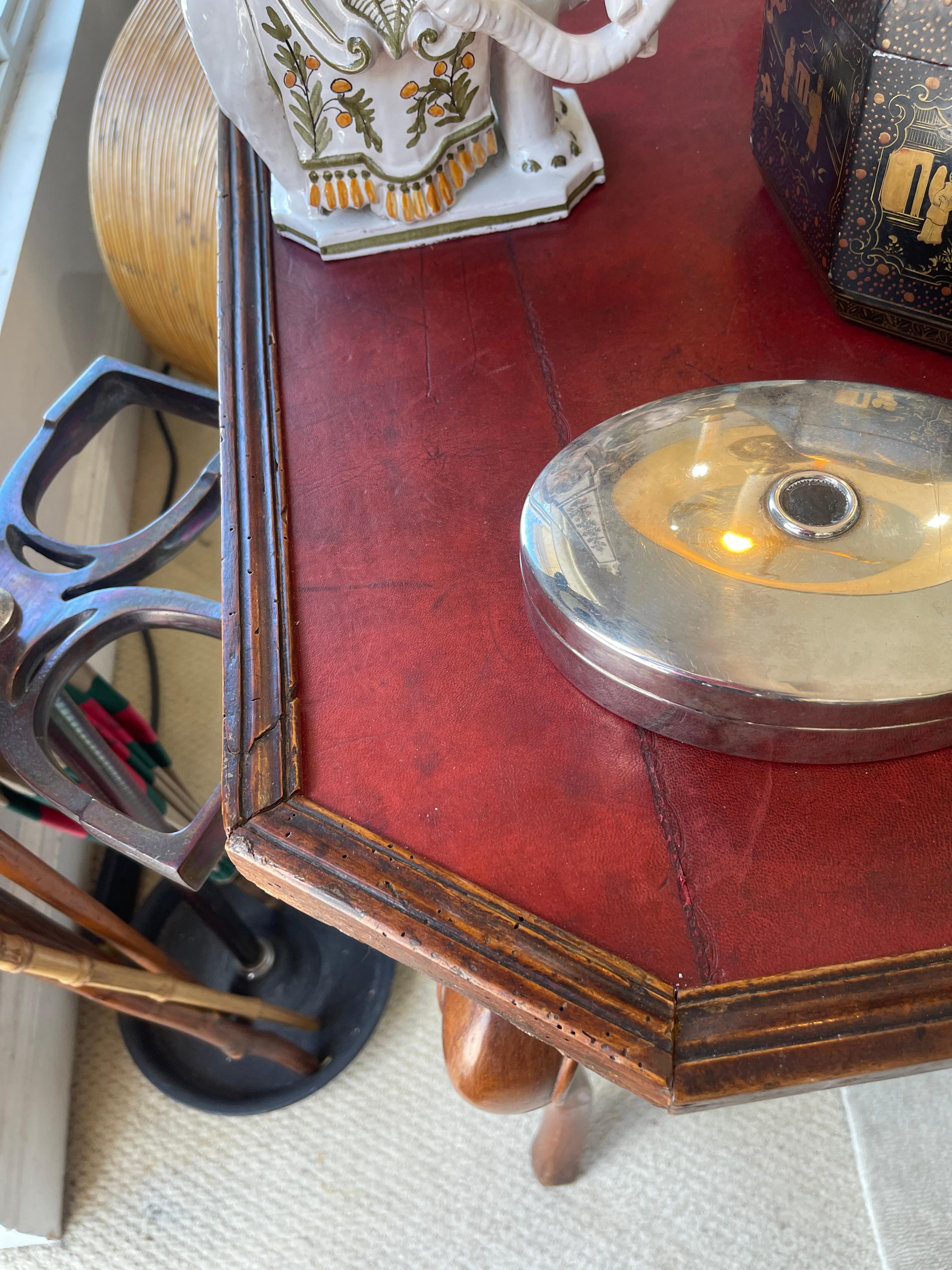 Table de jeu d'époque Louis XV avec plateau en cuir rouge d'origine, 18e siècle en vente 2