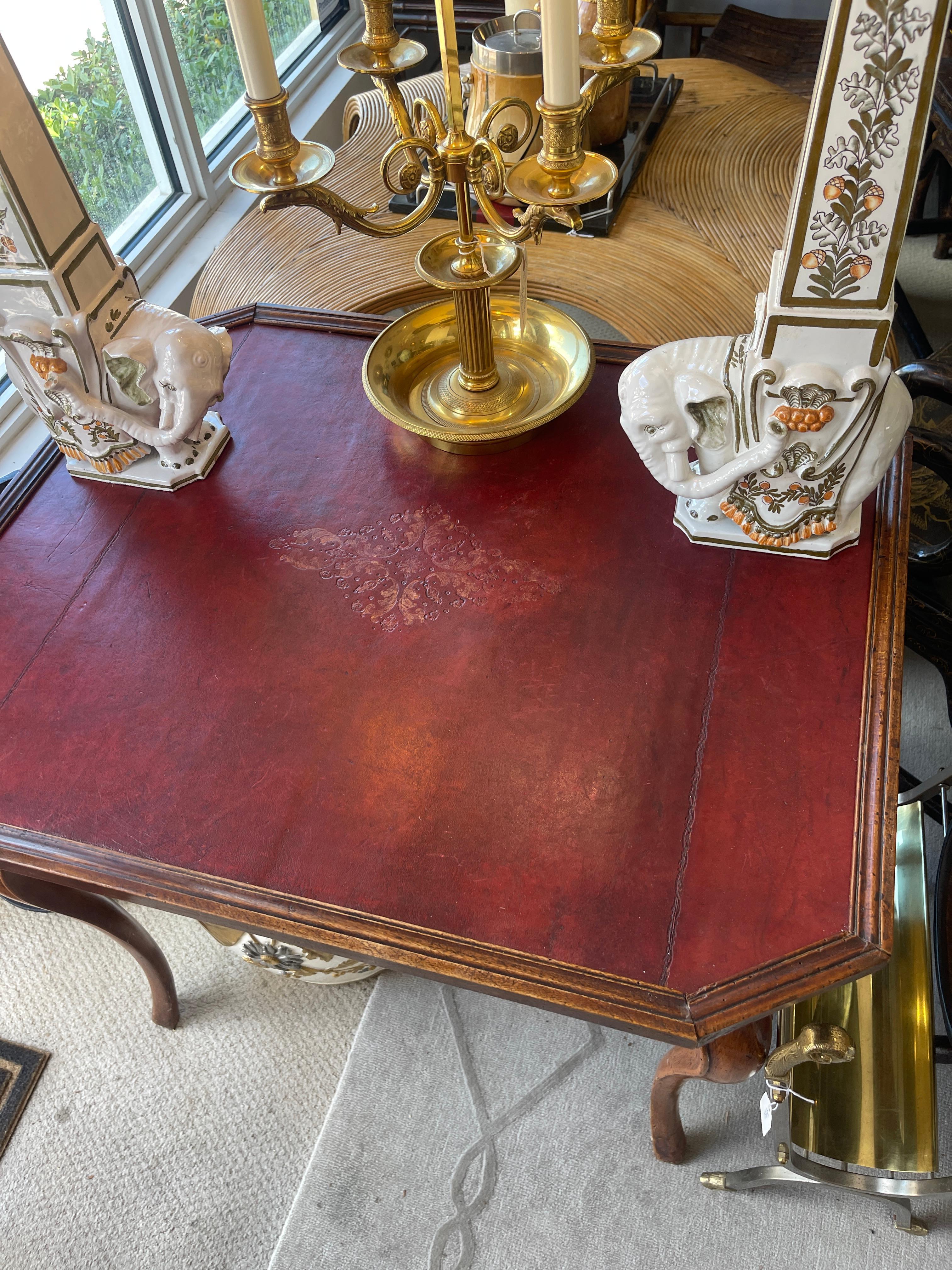Table de jeu d'époque Louis XV avec plateau en cuir rouge d'origine, 18e siècle en vente 3