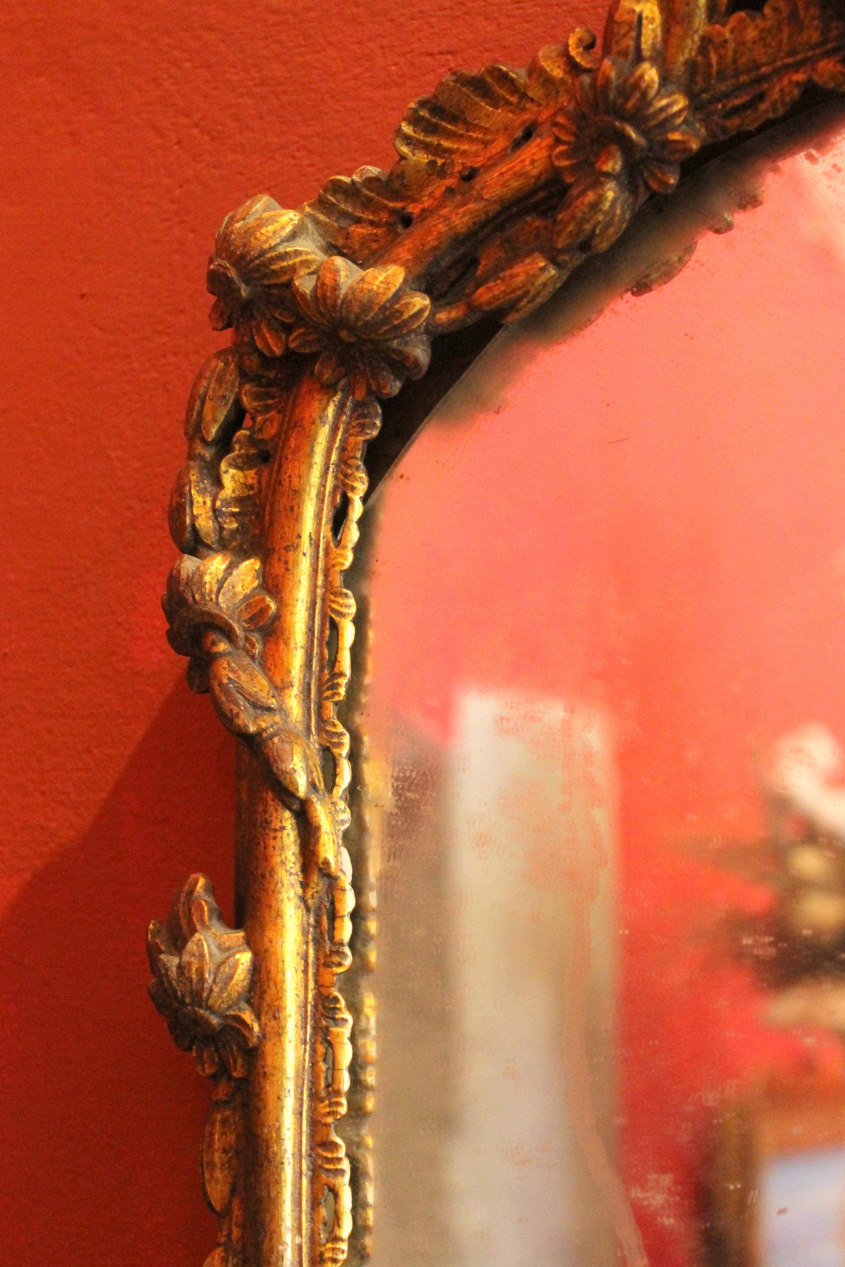Italian Louis XV Period Hand-Carved Giltwood Mirror In Good Condition For Sale In Firenze, IT
