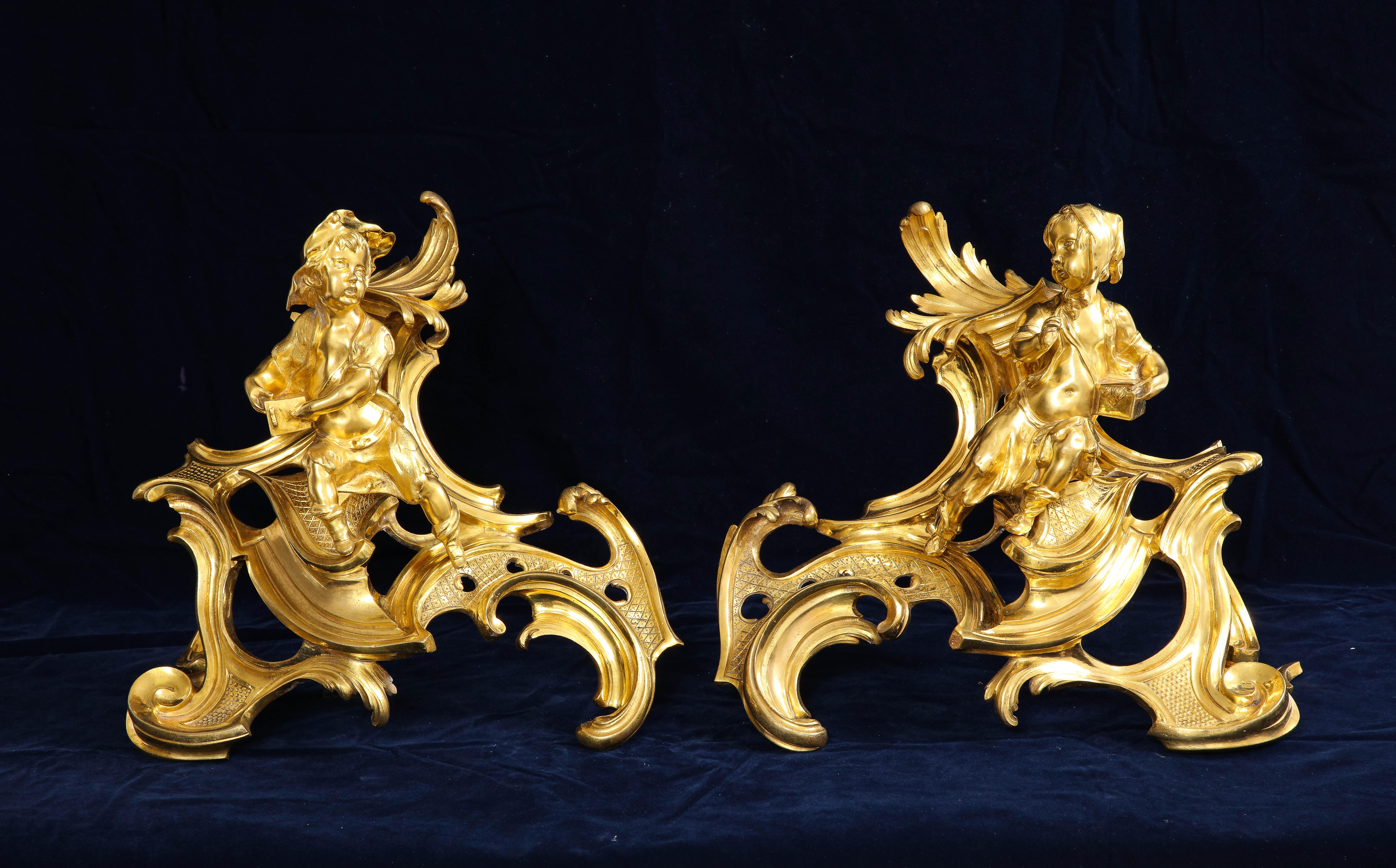Una coppia di chenet francesi del periodo Luigi XV in ormolu con il modello di un bambino, creati a metà del 1700 da Jacques Caffieri, uno dei bronzisti e scultori più importanti della Francia del XVIII secolo. Caffieri era il maître