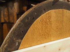 Specchio ovale francese del periodo Luigi XV in legno intagliato e dorato, CIRCA 1750