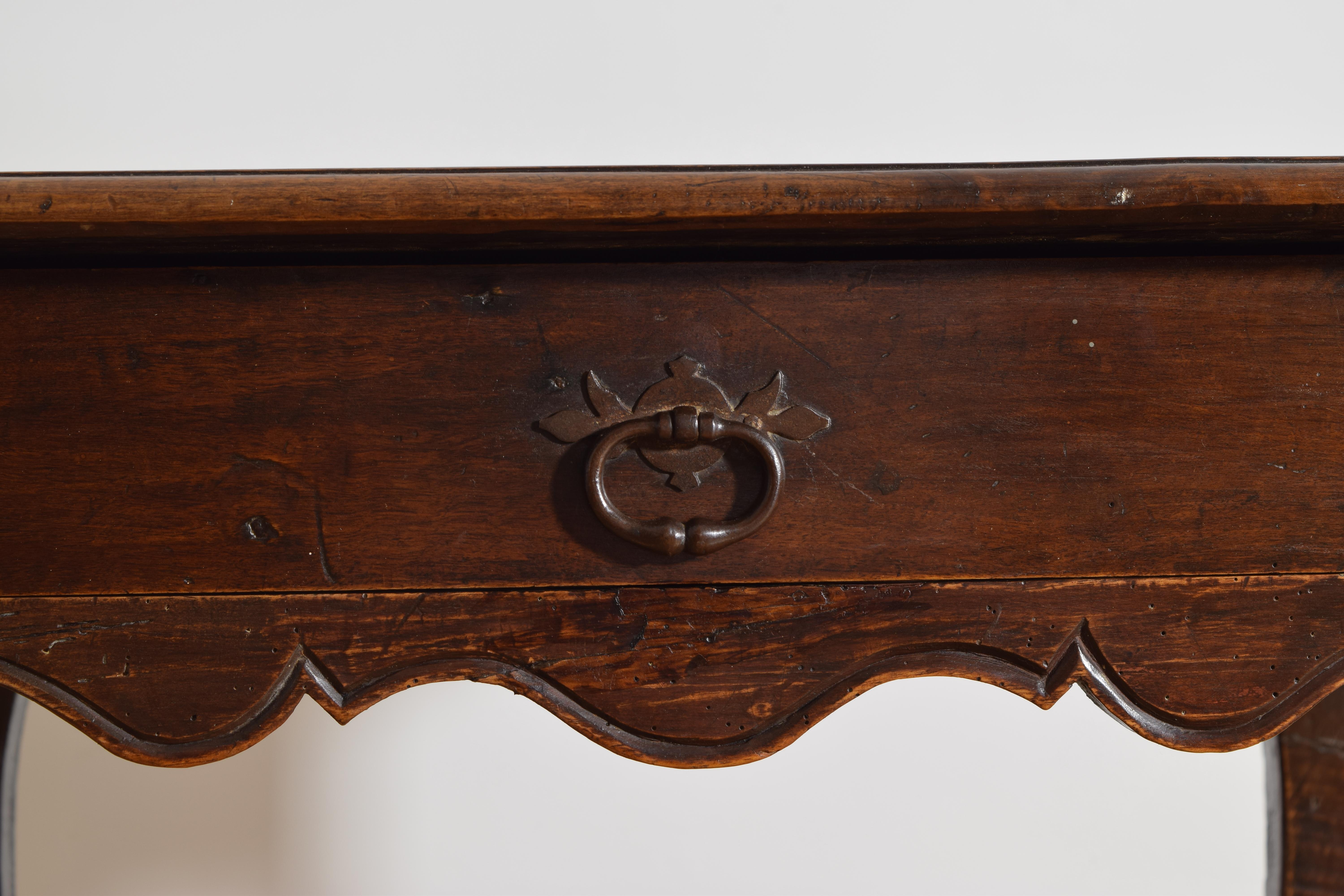 Table à 1 tiroir en noyer d'époque Louis XV, milieu du XVIIIe siècle en vente 1