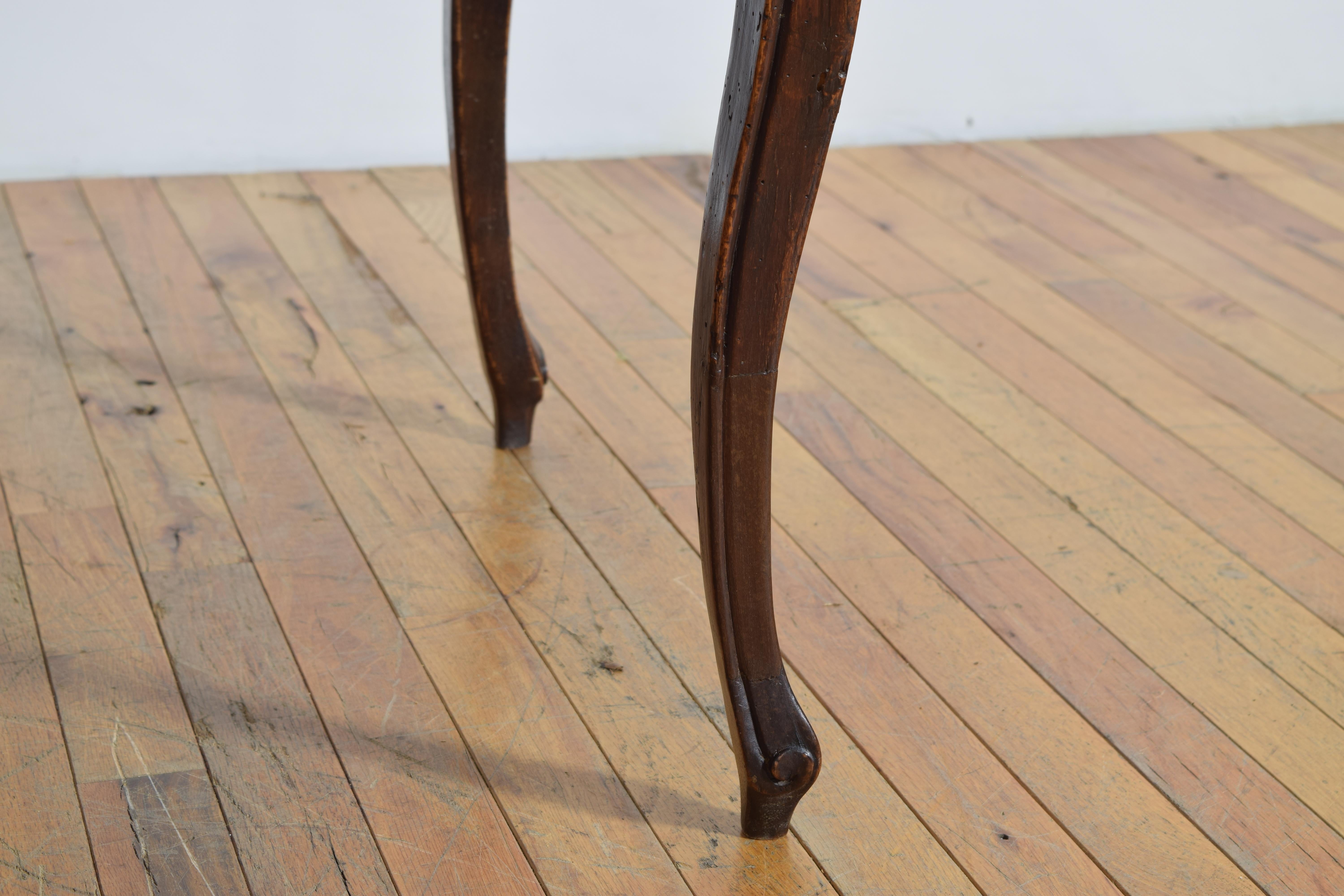 Table à 1 tiroir en noyer d'époque Louis XV, milieu du XVIIIe siècle en vente 3