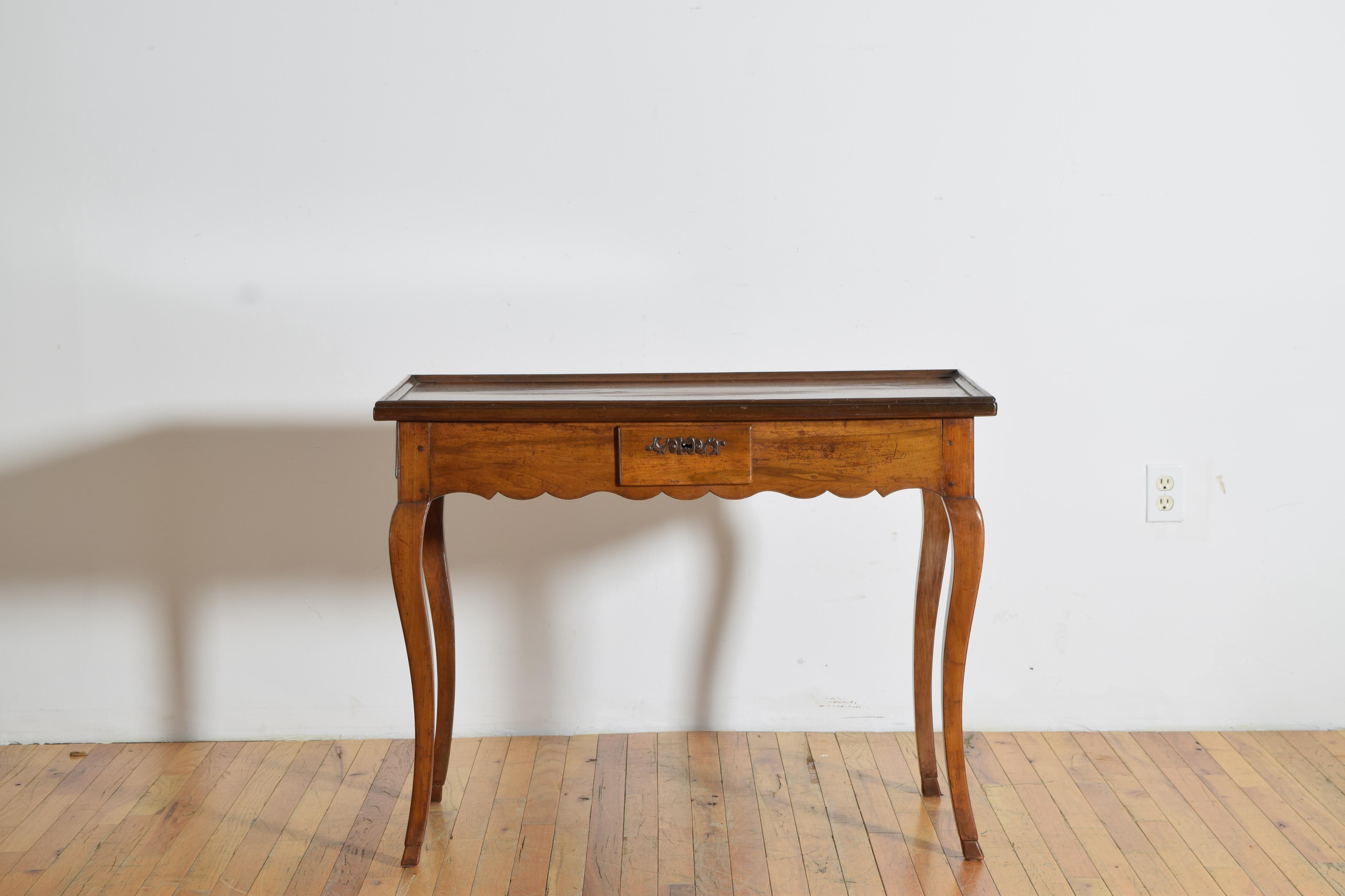 French Louis XV Period Shaped Walnut 3-Drawer Table, mid 18th century In Excellent Condition For Sale In Atlanta, GA