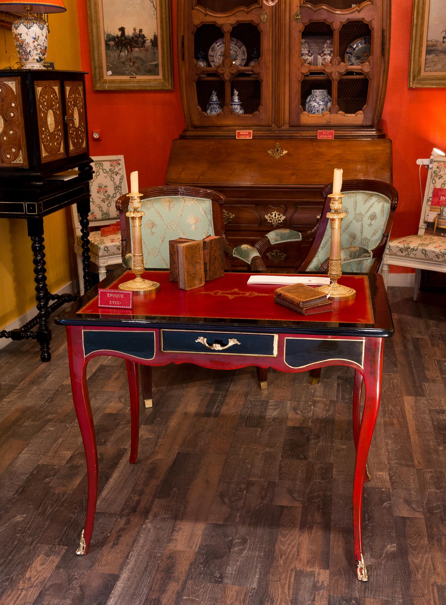 French Louis XV period small desk in fruitwood lacquered, circa 1740-1750.

An elegant and decorative red and black lacquered fruitwood and picked out gold small desk. Our desk raised on serpentine legs. One drawer. On the top a lovely old red